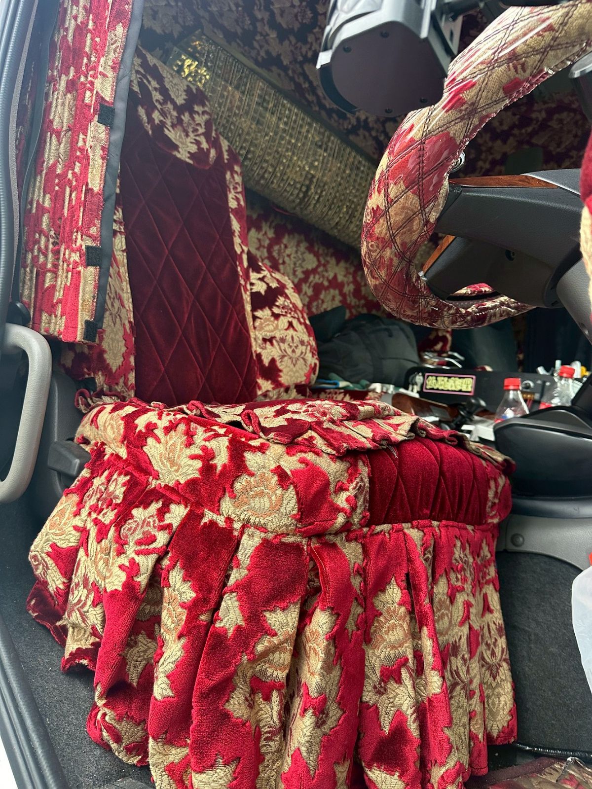 【金華山シートカバー　運転席のみ】超ゴージャスフルオプション！ハカマ付き（外側オスカーレッド×内側キルト無地モケットエンジ）