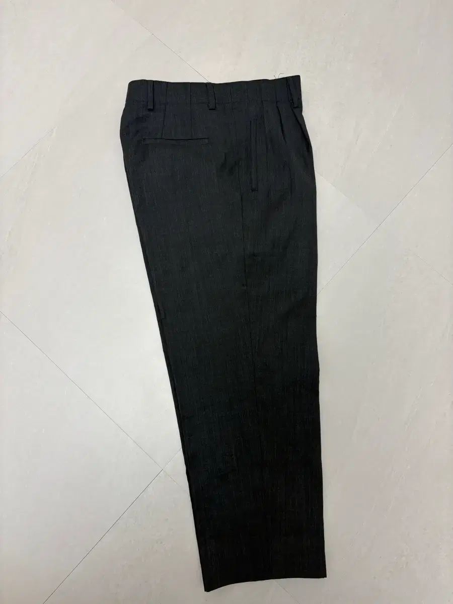 COS スリータック クロップド スラックス