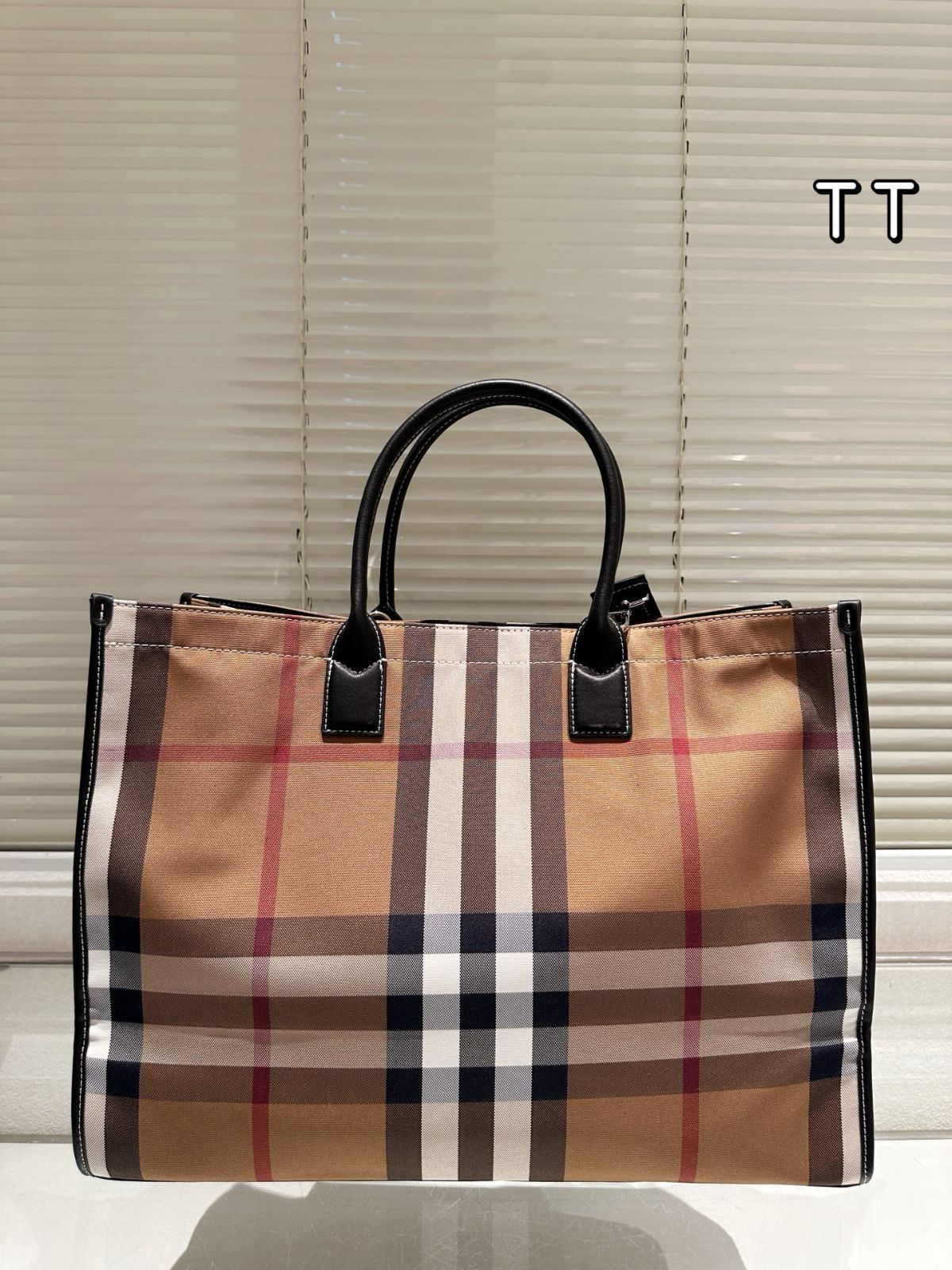今日特価】Burberry Lola Classic Tote Bag バーバリー ローラ 