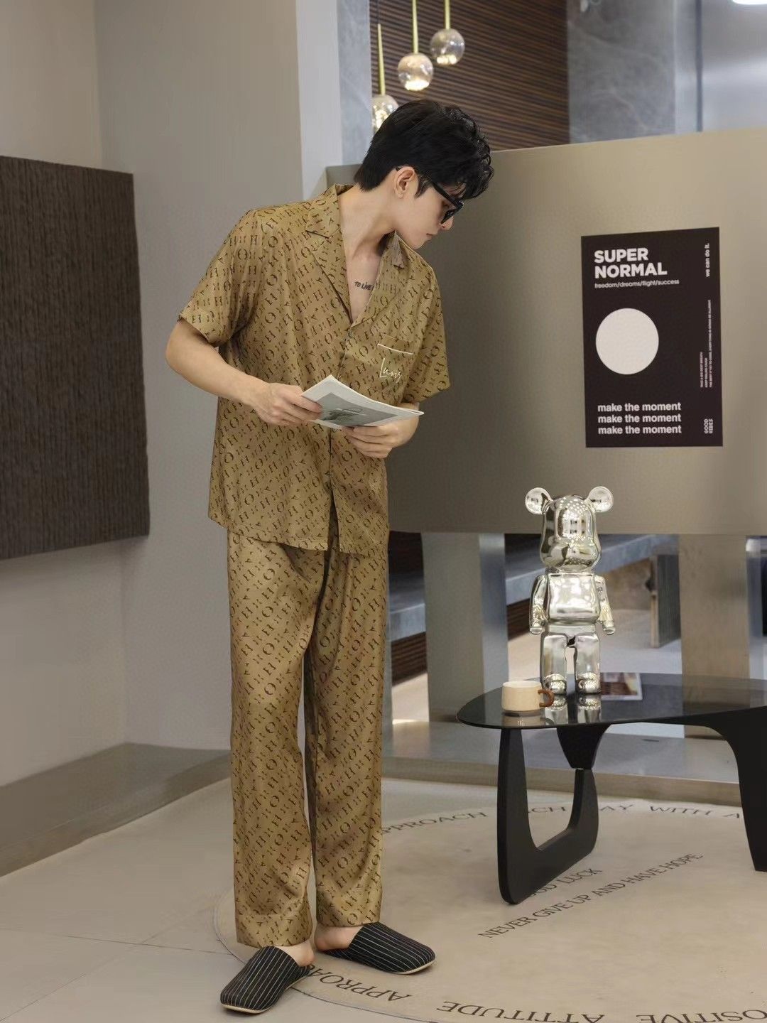 これは LOUIS VUITTON（ルイ・ヴィトン）の新品のカップル用パジャマです。原単品質で、ファッション界を驚かせる逸品で、ファッションの最先端をリードします。 -MM輸入