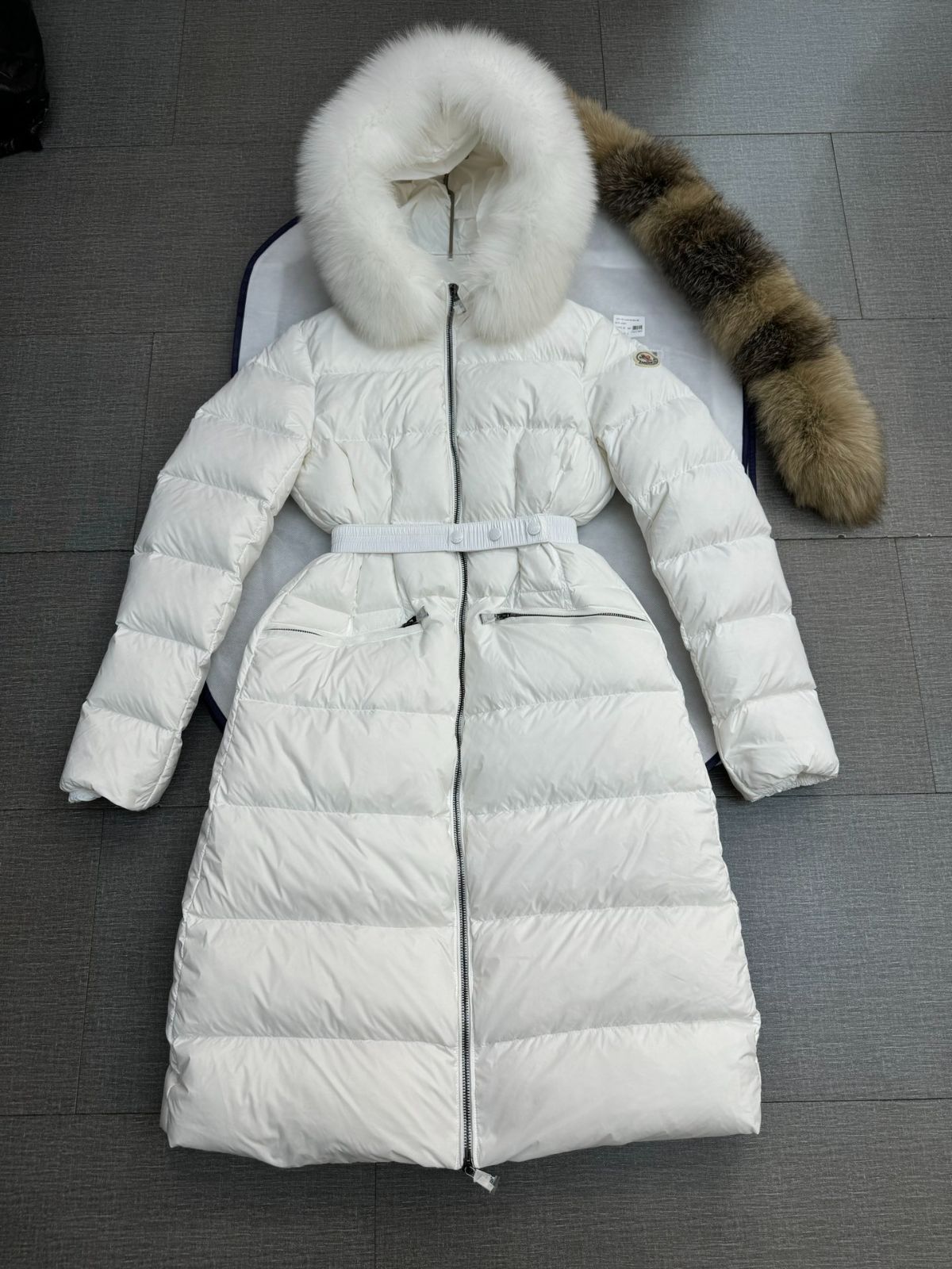 MONCLER モンクレール ブラックダウンジャケットロングタイプ白い襟｜本日限定特価｜新品未使用