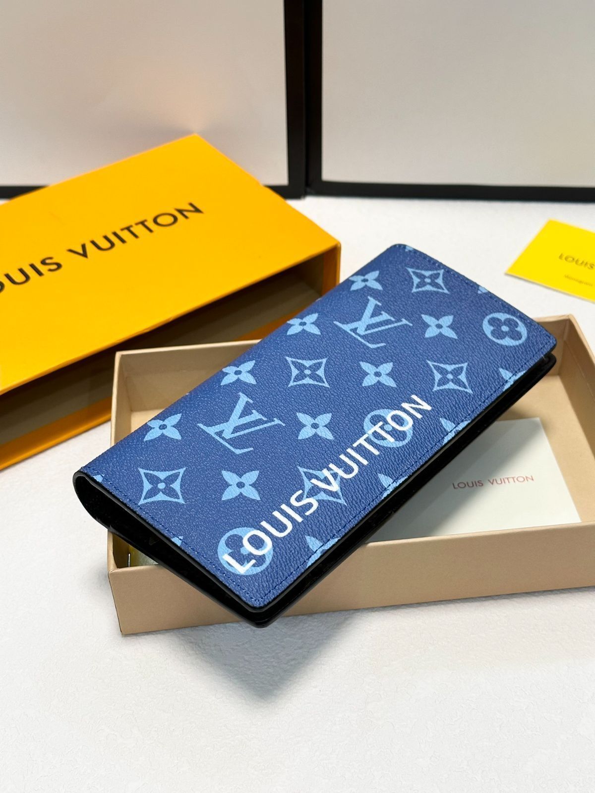 Louis Vuittonルイヴィトン、財布、クレジットカードスロットに紙幣と手形を保管し、現金を保管できるステープル付き仕切り、ブルーカレー[本日特価|新品未使用品]