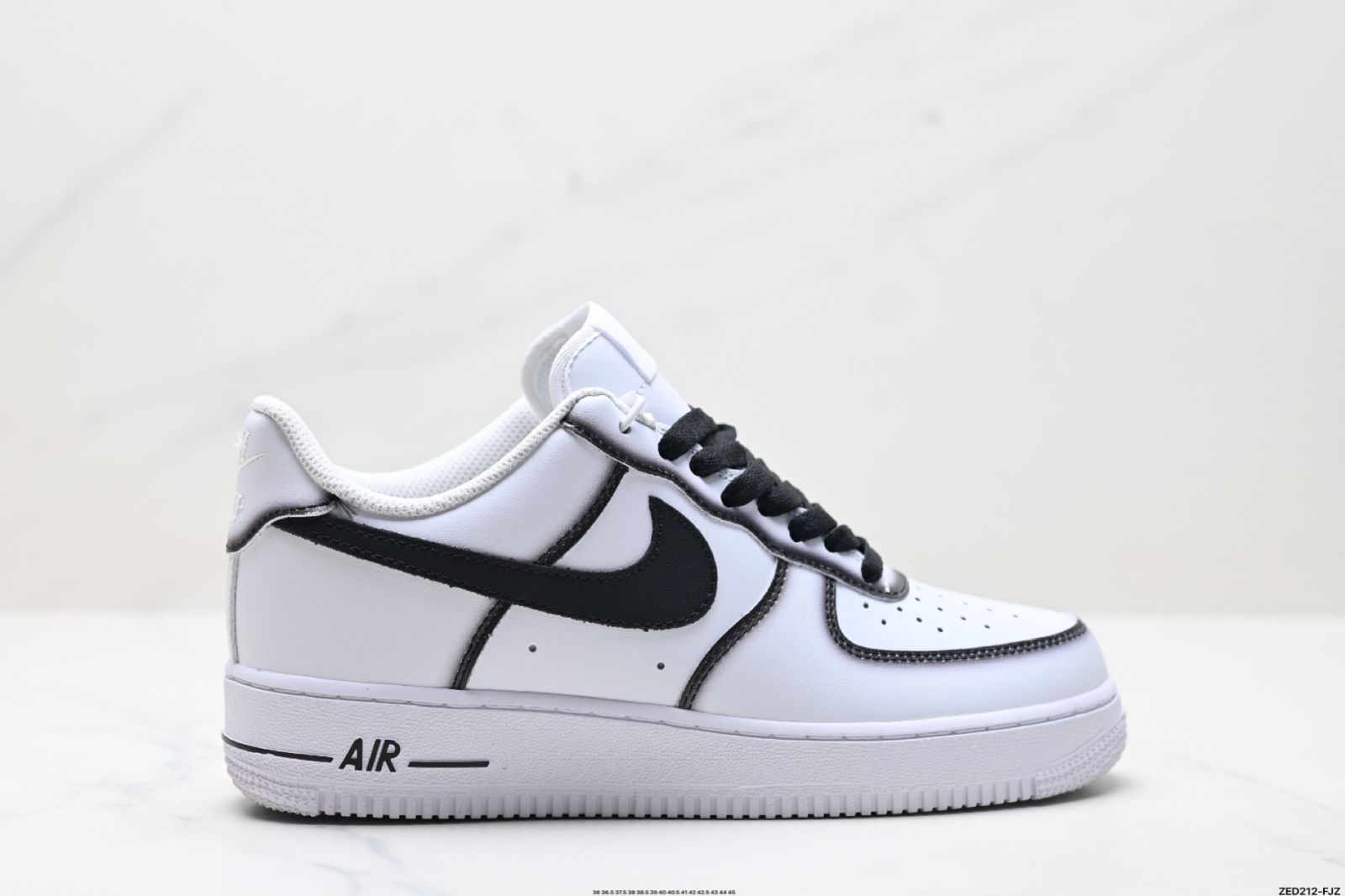 NIKE（ナイキ） 「ナイキ エア フォース 1’07 LV8 オリジナルラストとオリジナル厚紙板、ロートップ エアフォーススタイル」