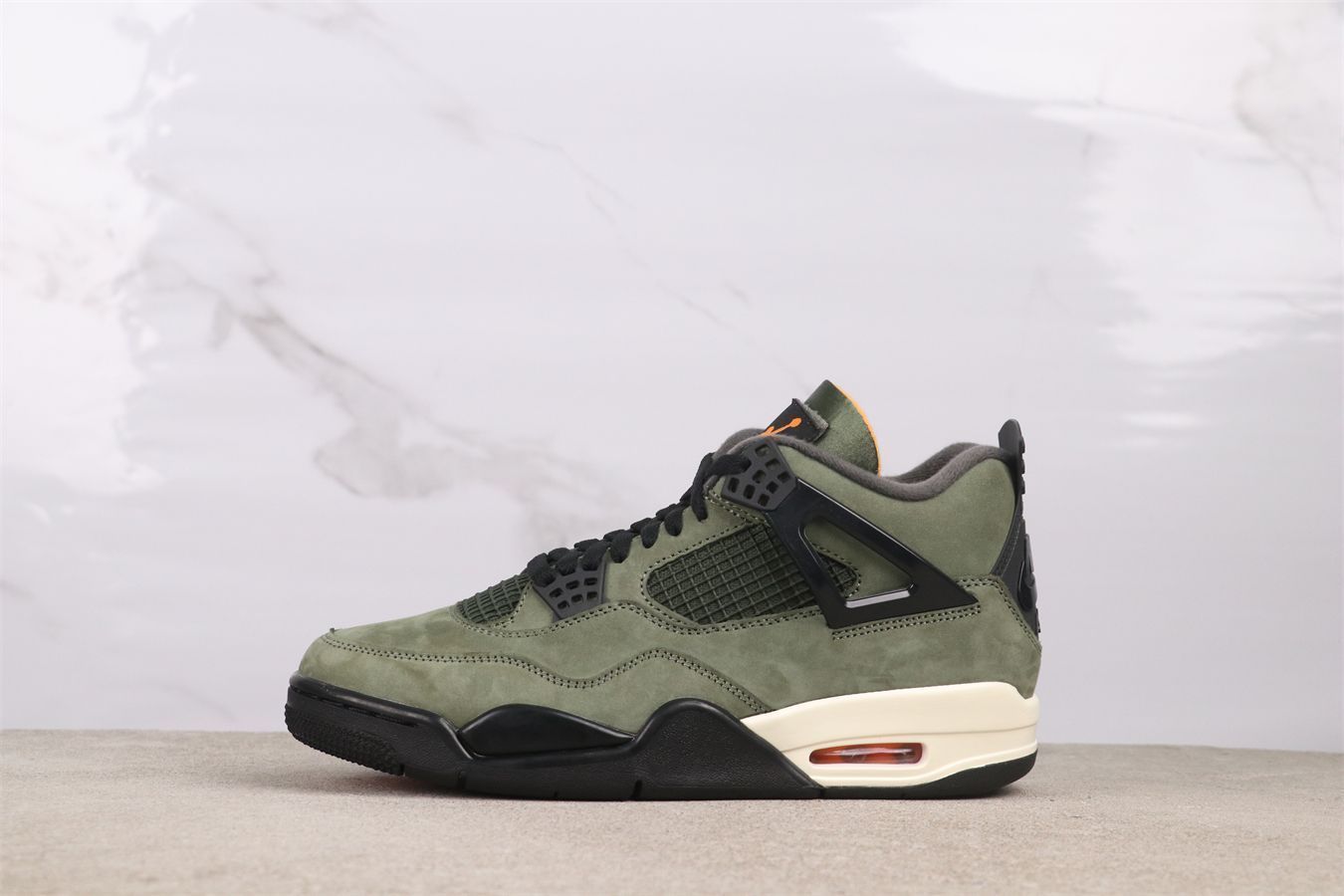 【今日特価】Air Jordan エアジョーダン UNDEFEATED x エアジョーダン 4 IB1519-200