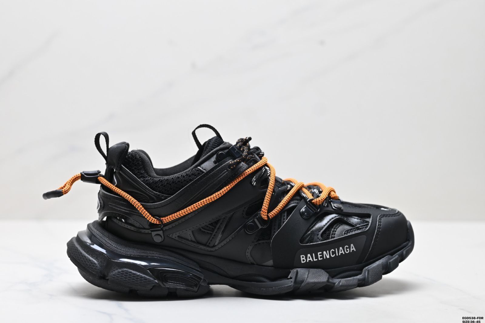 バレンシアガ（Balenciaga）Track Trail 丸首（まるがしら）レースアップロートップレトロスタイルのスニーカー。