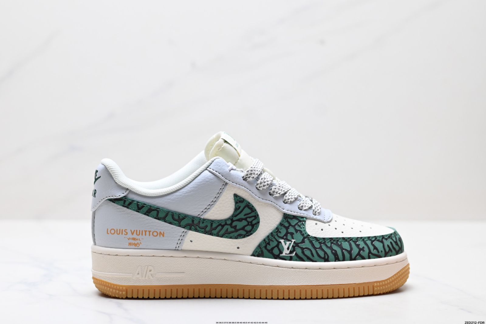 ナイキ（NIKE）エアフォース 1‘07 LV8、純正なロートップエアフォースのシルエットを作り出す。
