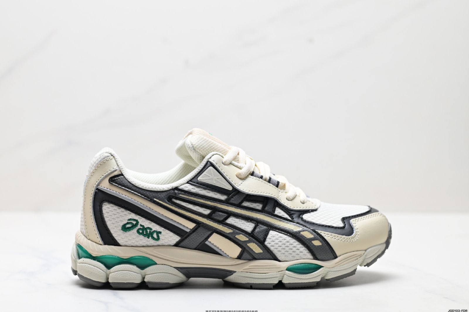 アシックス（ASICS）GEL - NYC 2055 は、通気性のあるメッシュ素材と一部の合成革素材を組み合わせた upper（鞋面）を採用しています