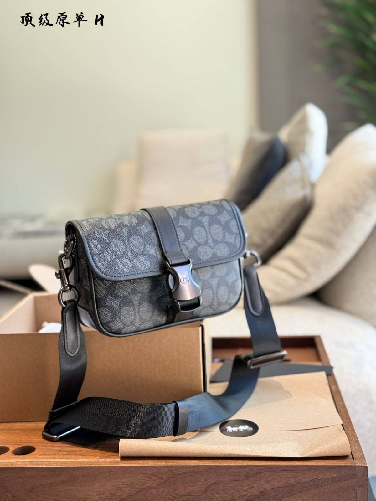【今日特価】Coach Men's Mini Messenger Bag / クーチ メンズ ミニ メッセンジャー バッグ / クール × 可愛い デザイン 送料無料！在庫限定価格