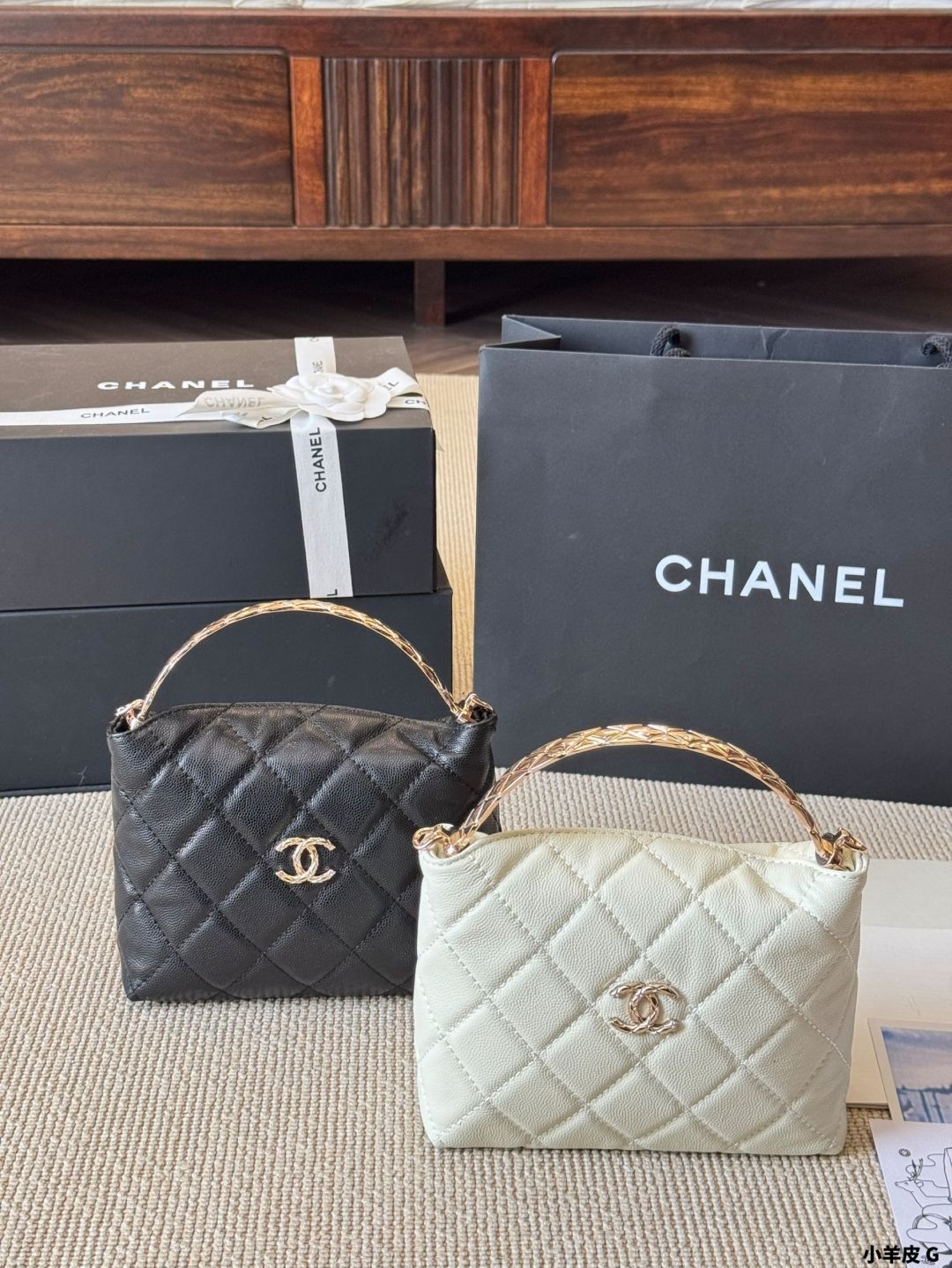 【今日特価】Vintage Chanel 25s Handle Bento Bag - ヴィンテージ シャネル 25s ハンドル ベントバッグのんびりした高級感、ハンドルデザインが魅せる大人のエレガンス?送料無料