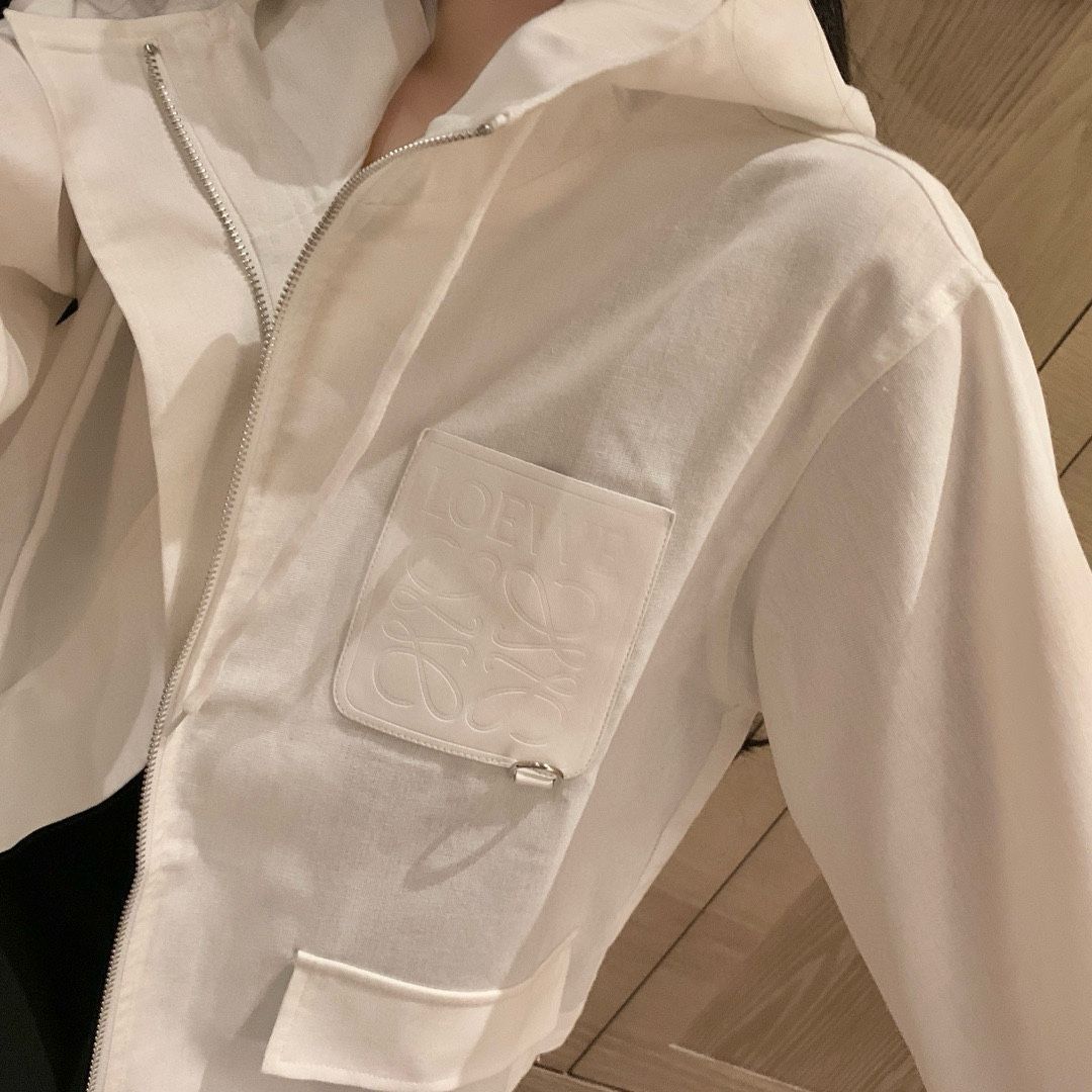 ロエベ（Loewe） カスタマイズされたプレス加工アルファベットロゴの小羊皮（子羊の皮）ポケット付き連帽ファスナーの綿麻混紡ジャケット アウター