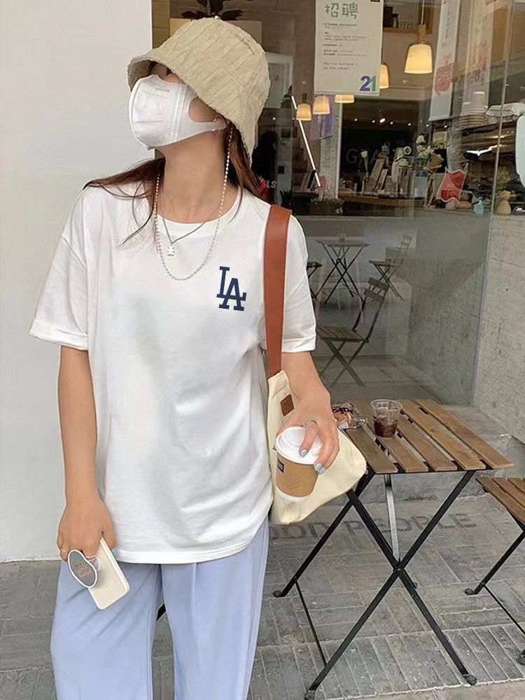 この半袖は、MLB と NY ヤンキーズのコラボレーションシリーズの 1 点で、LA のブループリントが特徴的なデザインで、ファッション性と個性を兼ね備えており、男女兼用でカップル着としても最適です。