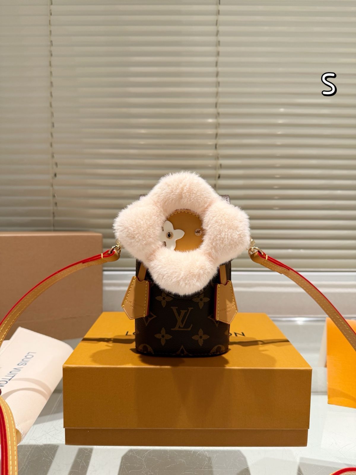 今日特価】LV ルイヴィトン クリスマス限定 Vivian スマートフォン 