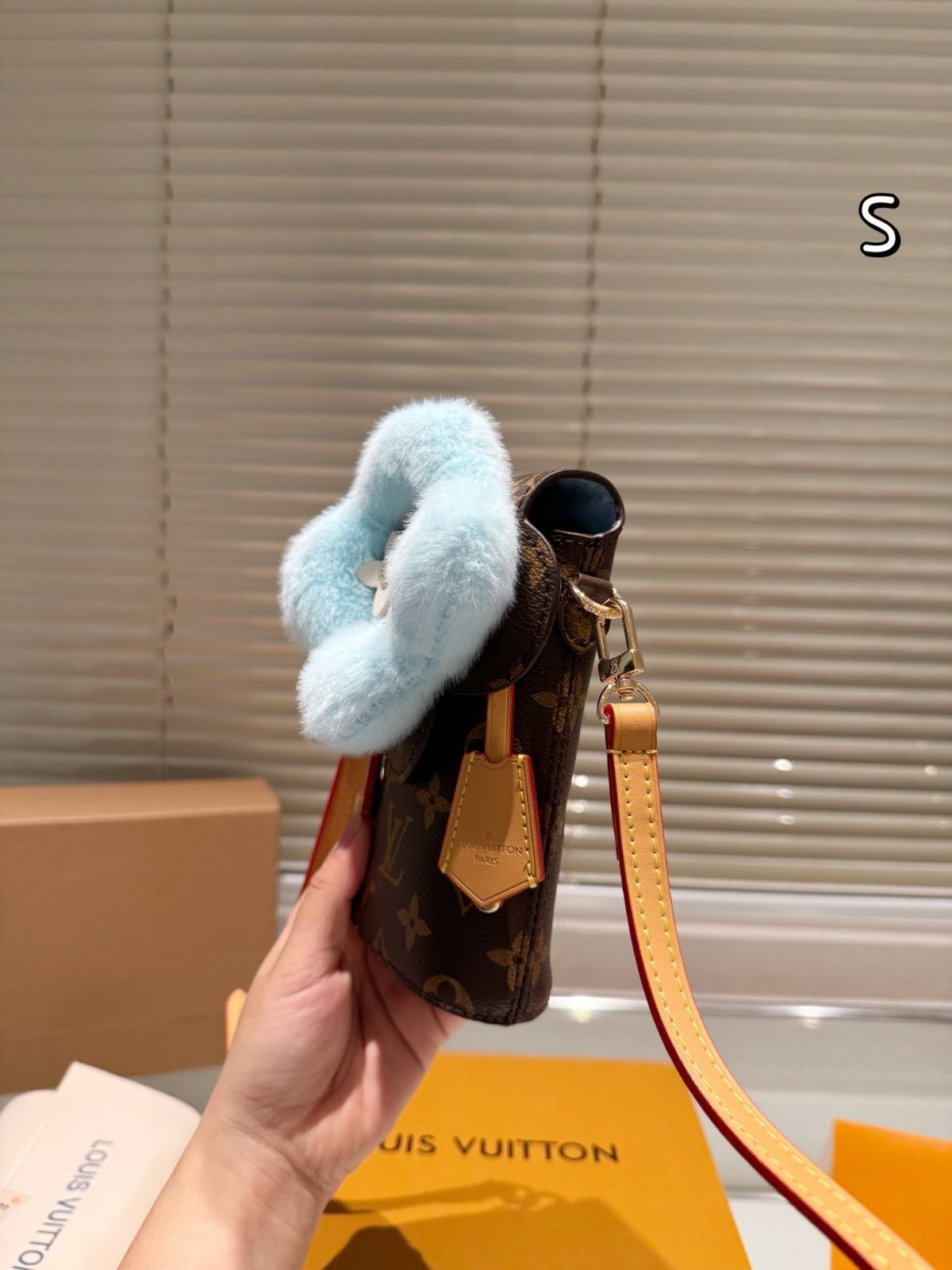 今日特価】LV ルイヴィトン クリスマス限定 Vivian スマートフォン 
