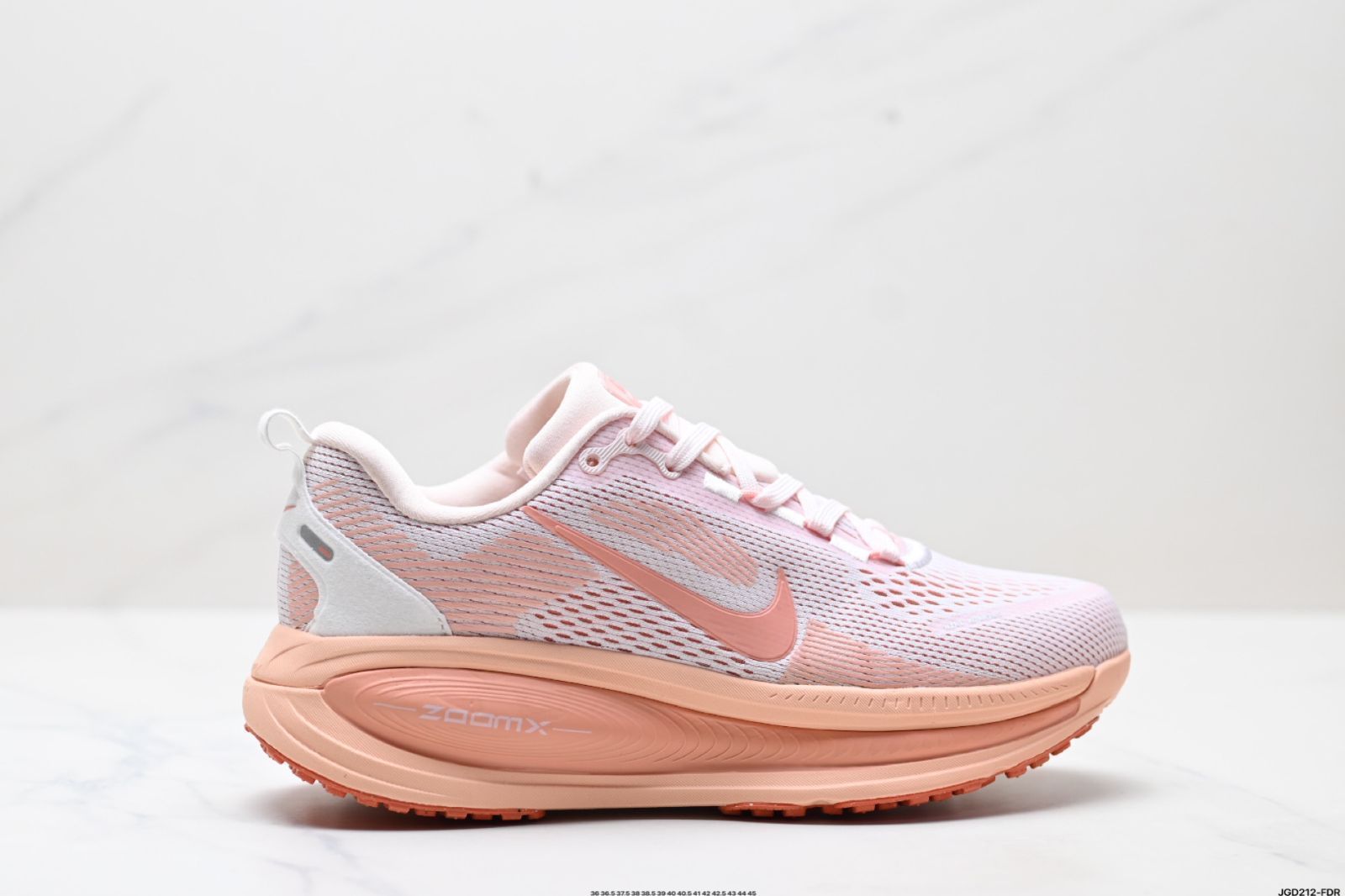 ナイキ（Nike）VOMERO 18 クッション性と滑り止め性能に優れたロートップランニングシューズ。