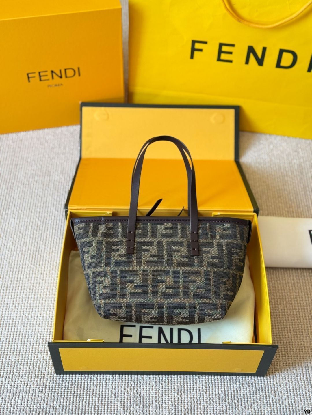 【今日特価】Fendi Monogram Roll ミニバスケットバッグ