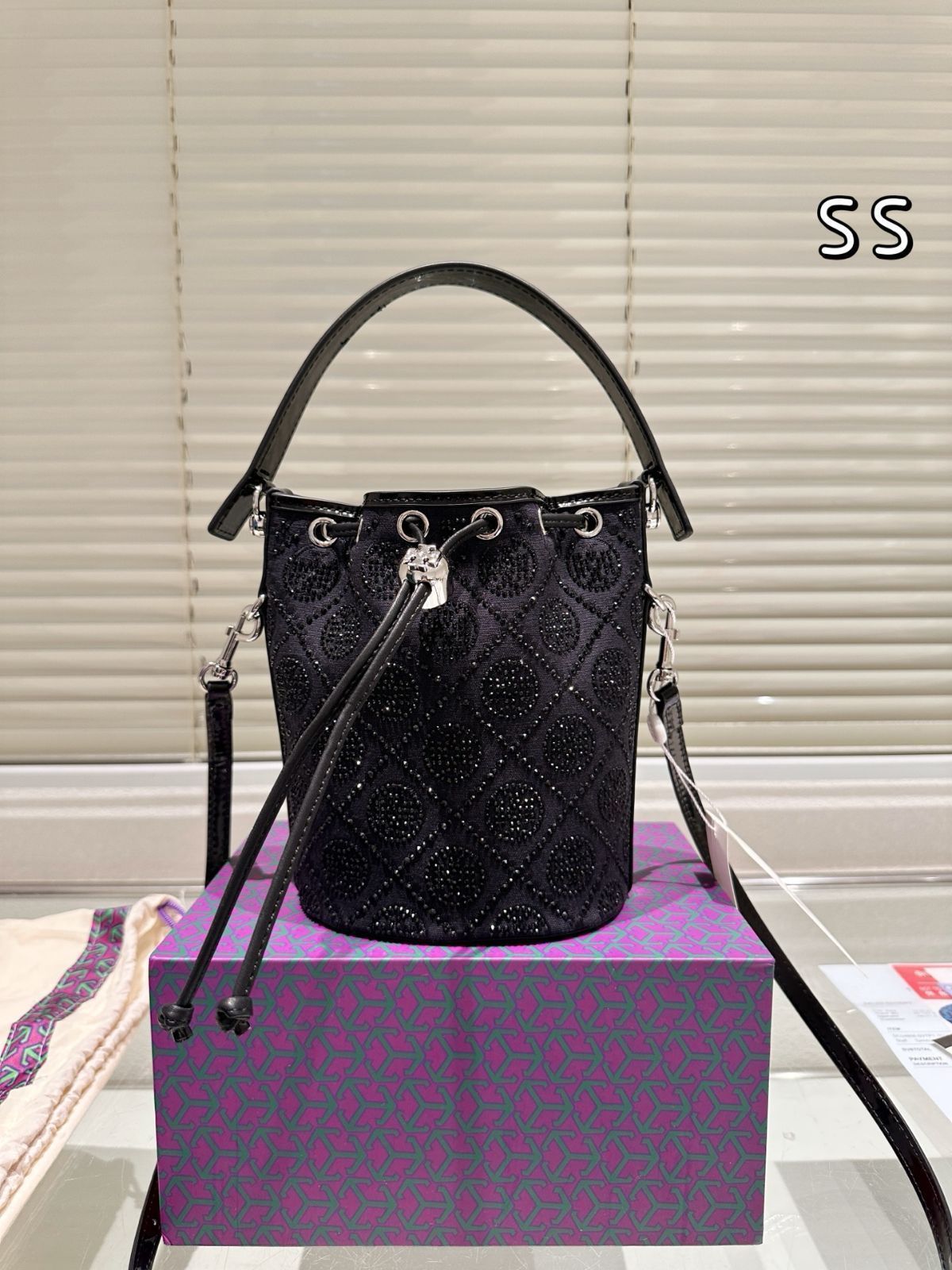 【今日特価】Tory Burch TB Rhinestone Drawstring Bucket Bag - トーリーバーチ TB ラインストーン ドローストリング バケットバッグ