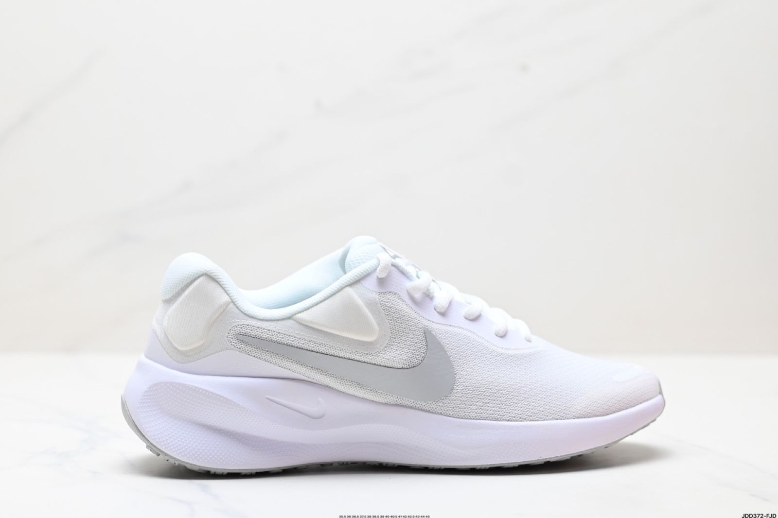 Nike REVOLUTION 7 WIDE ナイキ 通気性 低? ランニングシューズ