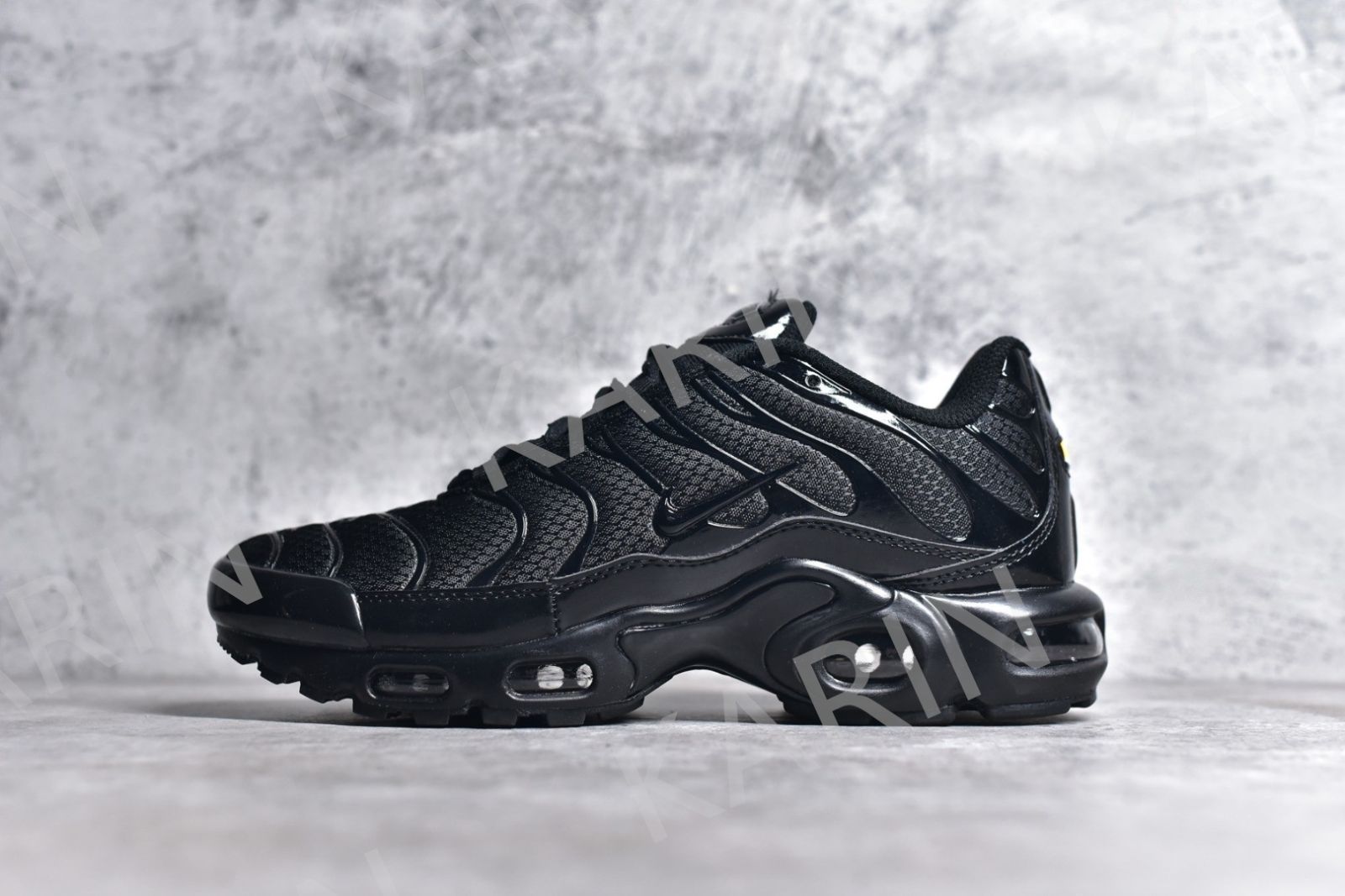 NIKE ナイキ エアマックス プラス スニーカー 黒 トリプルブラック