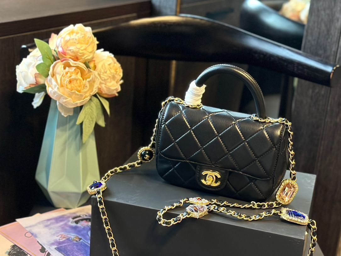 【今日特価！】Chanel 24A ハンドメイド ハンドル キューブ クラッチ 送料無料！在庫限定のお得な価格です！-MM輸入