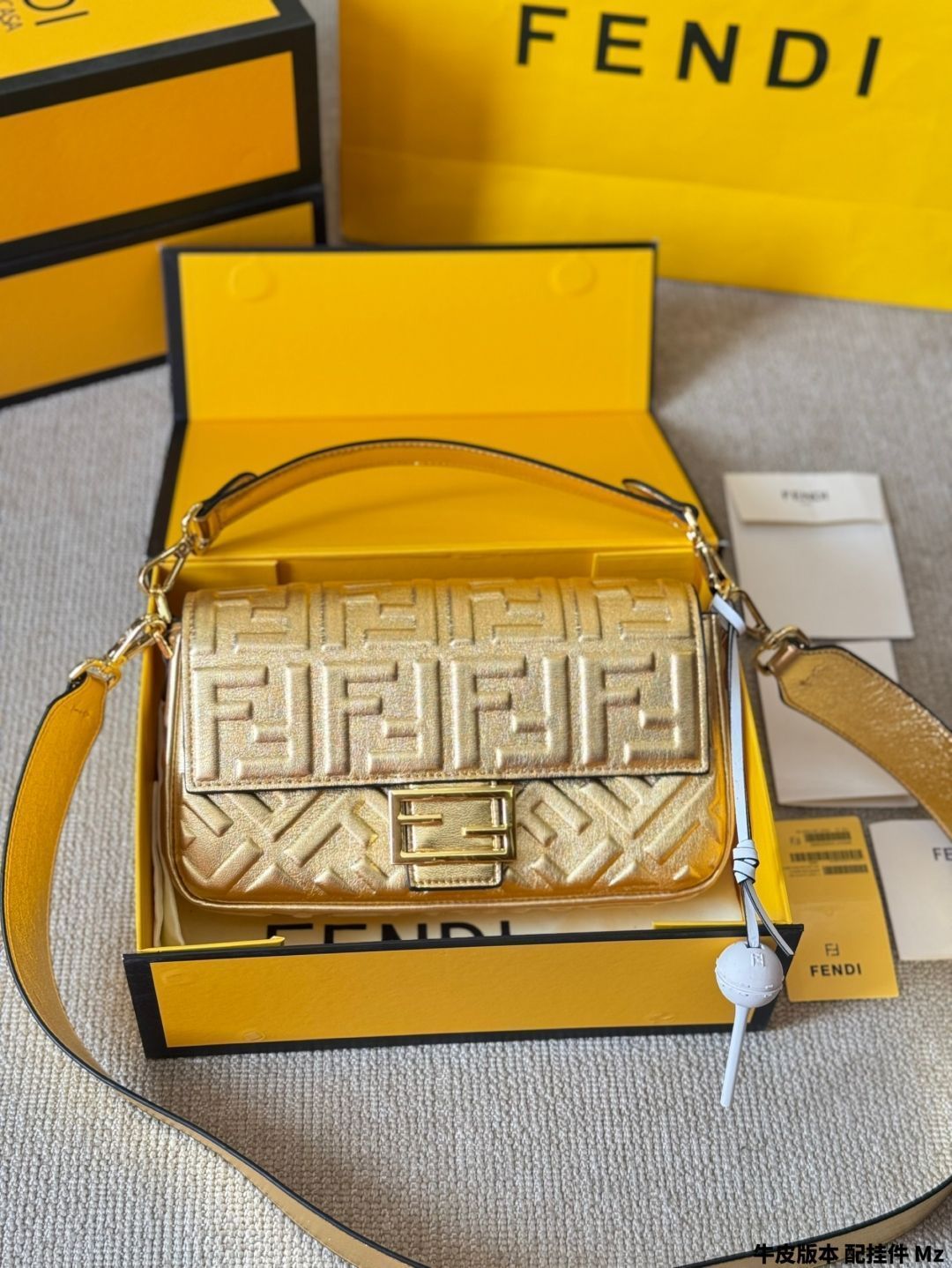 【本日限定特価】フェンディ バゲット ミディアムサイズ 25cm/17cm レザーバージョン チャーム付き[本日特価|新品未使用品]