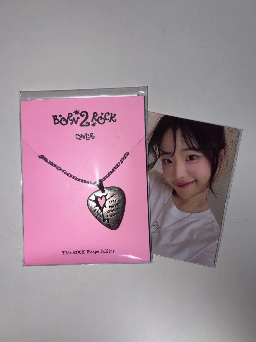 QWER ギターピック ネックレス 出品 (+氷川 日菜 トレカ)