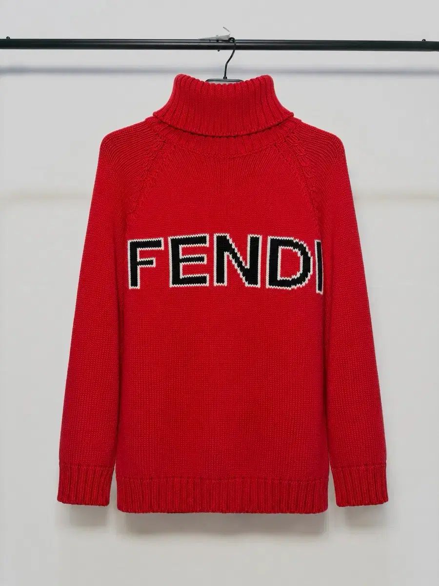新モデル FENDI フェンディ ニット S+級