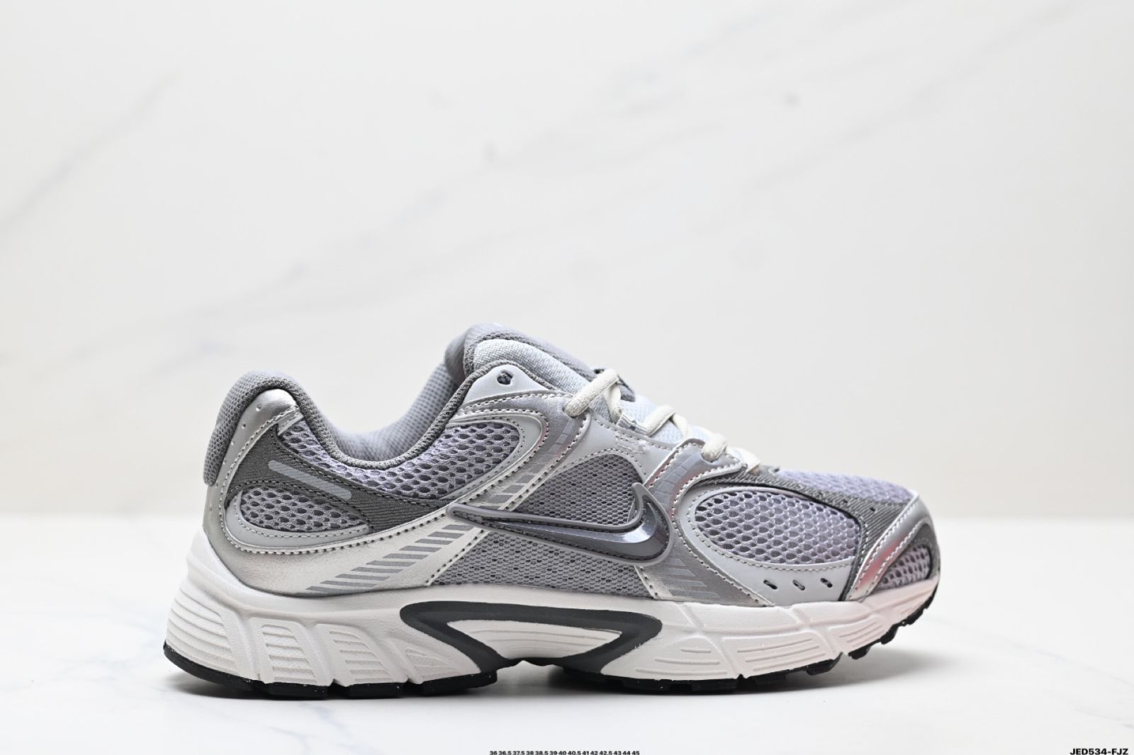Nike（ナイキ） 「ナイキ V5 RNR 快適でユニバーサルな滑り止め性能と摩耗に強い ロートップ レジャーシューズ」-MM輸入