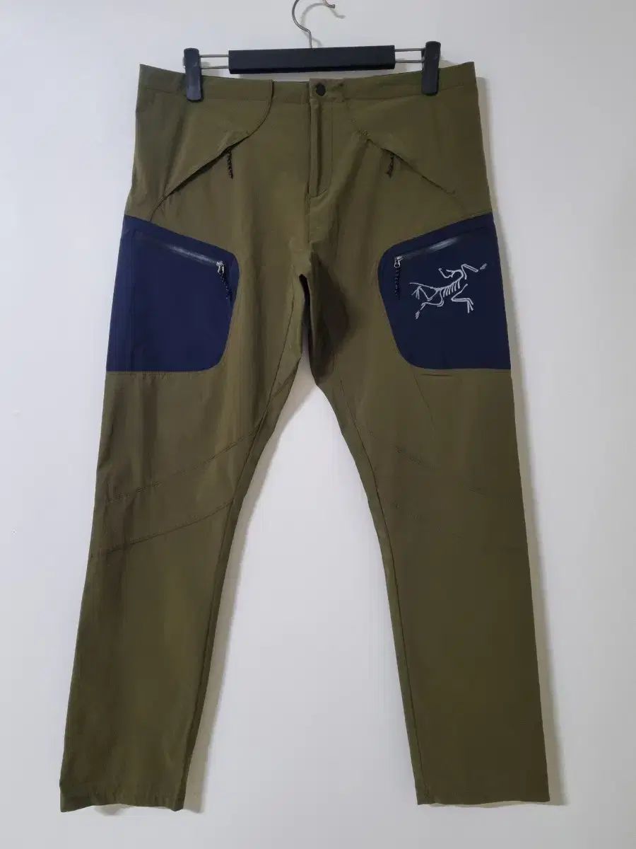 37)ARC'TERYX アークテリクス ストレッチ パンツ カーキ色 機能性 パンツ ブランド パンツ