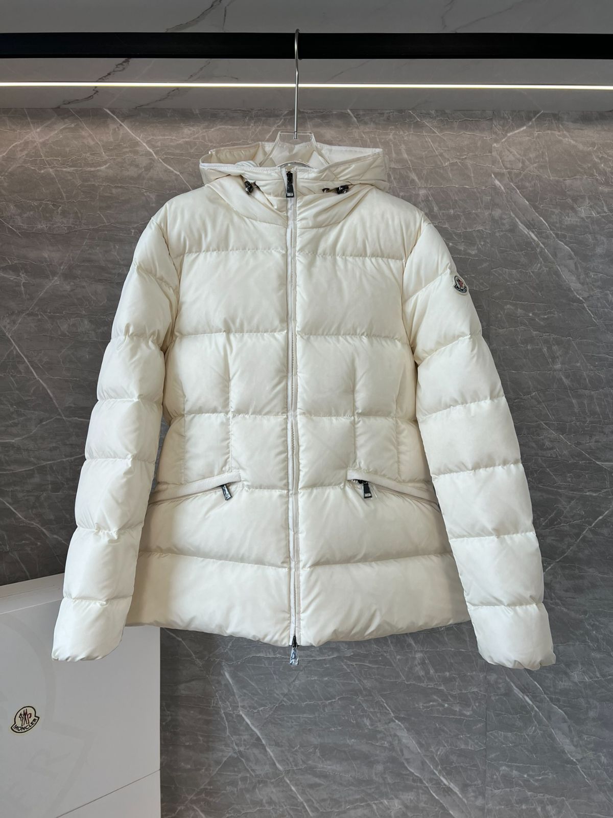 MONCLERモンクレール ミルクホワイト avoceショートレディース