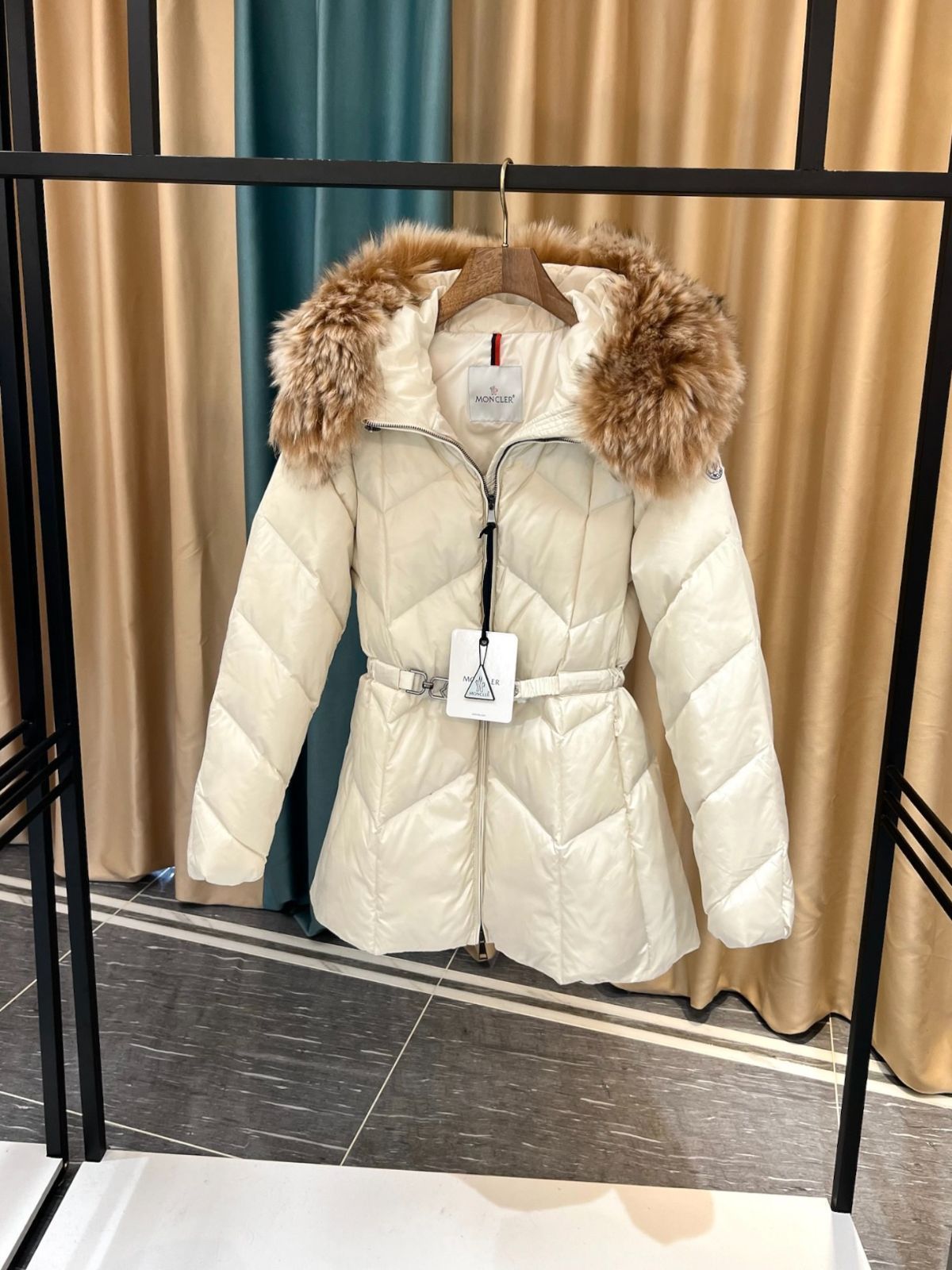 MONCLERモンクレール 白いダウンジャケット 茶色の毛襟