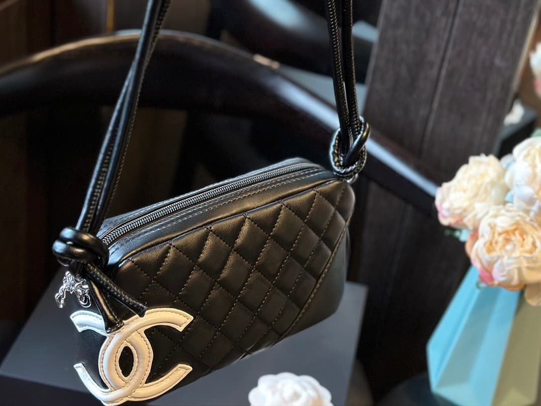 CHANELシャネルのブラック＆ホワイトの配色ショルダーバッグ女性用