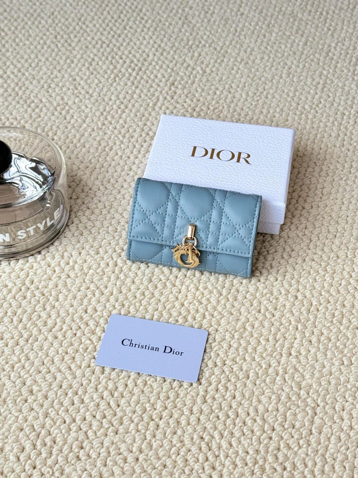 【今日特価】My Dior Glycine ウォレット, ラズベリーピンク, 藤の花モチーフ, エレガントで実用的なデザイン！[本日特価|新品未使用品]