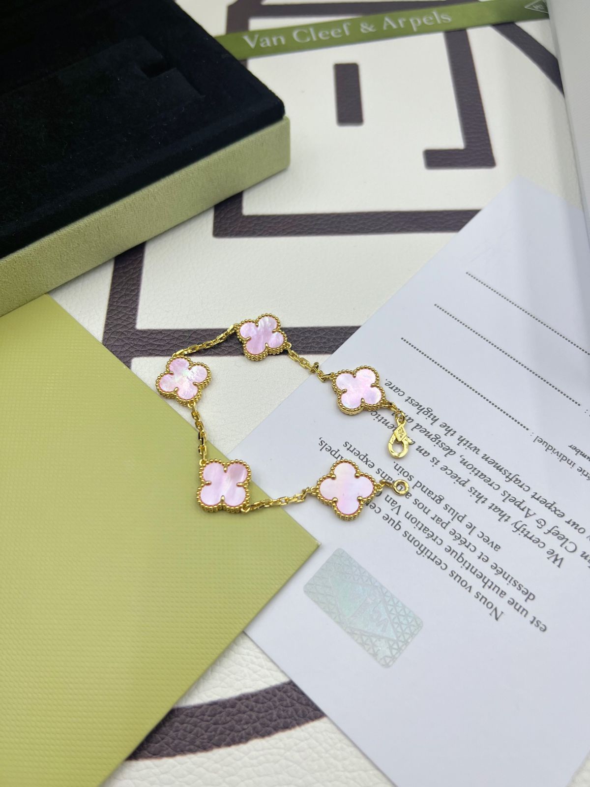Van Cleef & Arpels ヴァン クリーフ&アーペル 四つ葉のクローバー ピンク マザーオブパール ブレスレット|本日限定特価|新品未使用 Van Cleef & Arpels ヴァン クリーフ&アーペル 四つ葉のクローバー ピンク マザーオブパール ブレスレット|本日限定特価|新品未使用