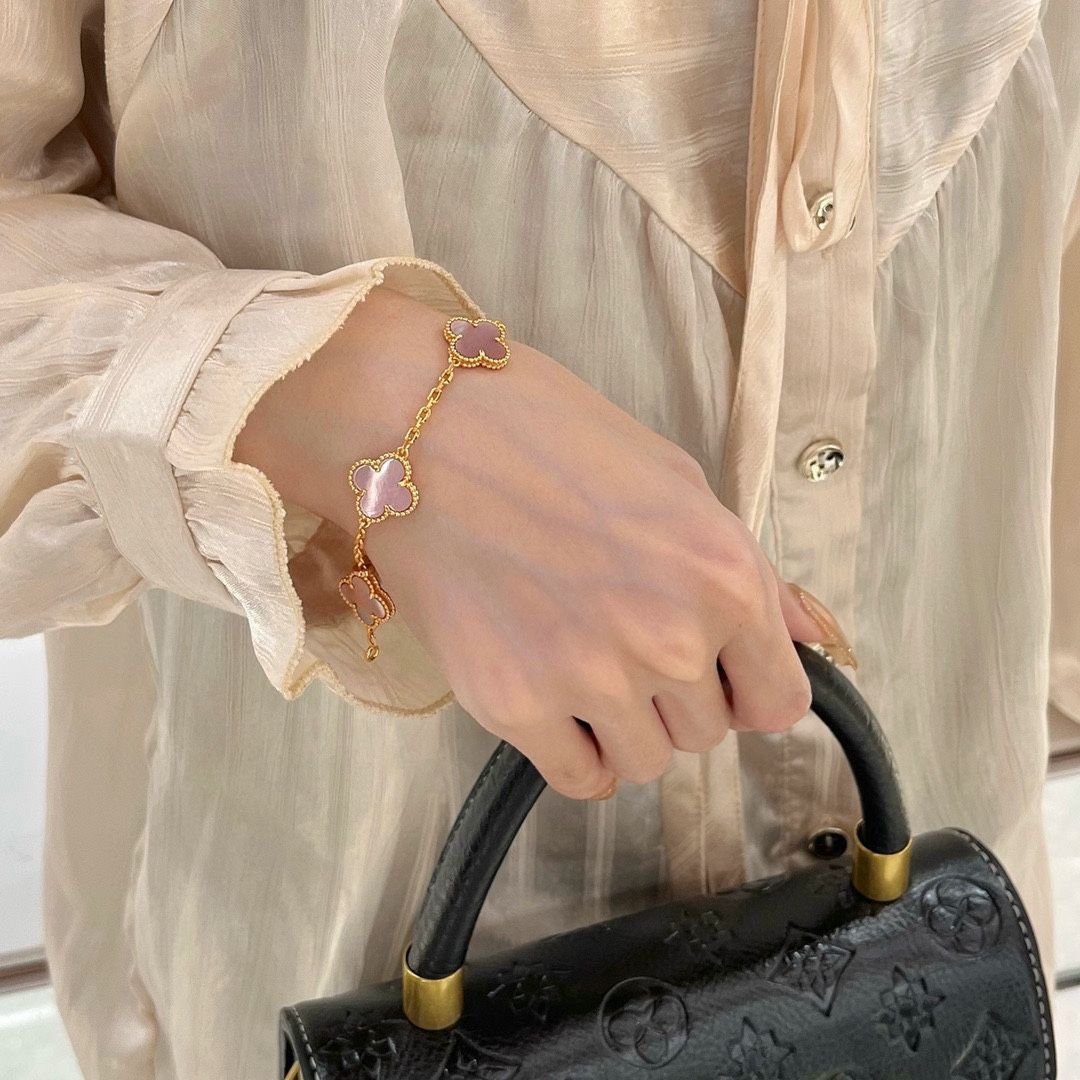 Van Cleef & Arpels ヴァン クリーフ&アーペル 四つ葉のクローバー ピンク マザーオブパール ブレスレット|本日限定特価|新品未使用 Van Cleef & Arpels ヴァン クリーフ&アーペル 四つ葉のクローバー ピンク マザーオブパール ブレスレット|本日限定特価|新品未使用