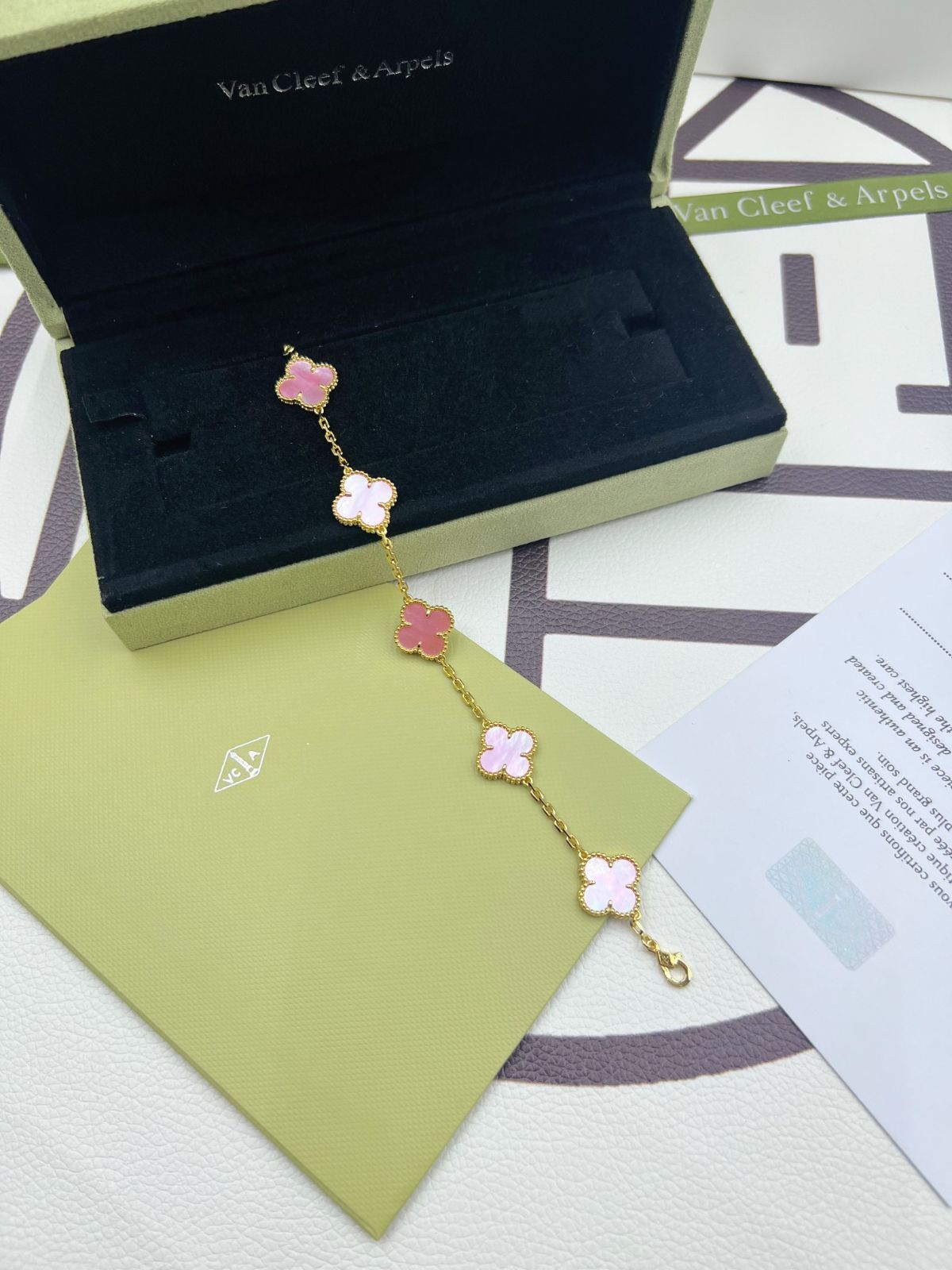 Van Cleef & Arpels ヴァン クリーフ&アーペル 四つ葉のクローバー ピンク マザーオブパール ブレスレット|本日限定特価|新品未使用 Van Cleef & Arpels ヴァン クリーフ&アーペル 四つ葉のクローバー ピンク マザーオブパール ブレスレット|本日限定特価|新品未使用