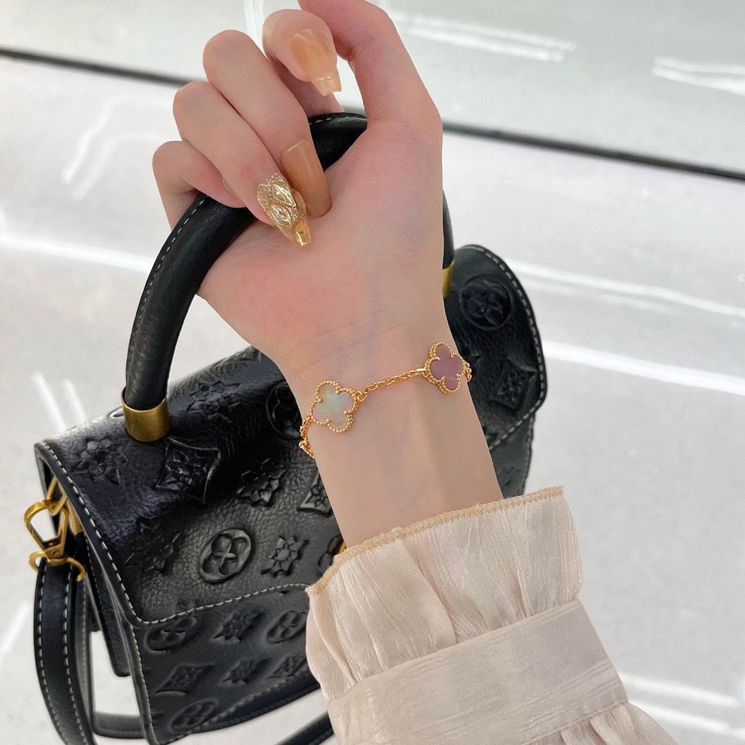 Van Cleef & Arpels ヴァン クリーフ&アーペル 四つ葉のクローバー ピンク マザーオブパール ブレスレット|本日限定特価|新品未使用 Van Cleef & Arpels ヴァン クリーフ&アーペル 四つ葉のクローバー ピンク マザーオブパール ブレスレット|本日限定特価|新品未使用