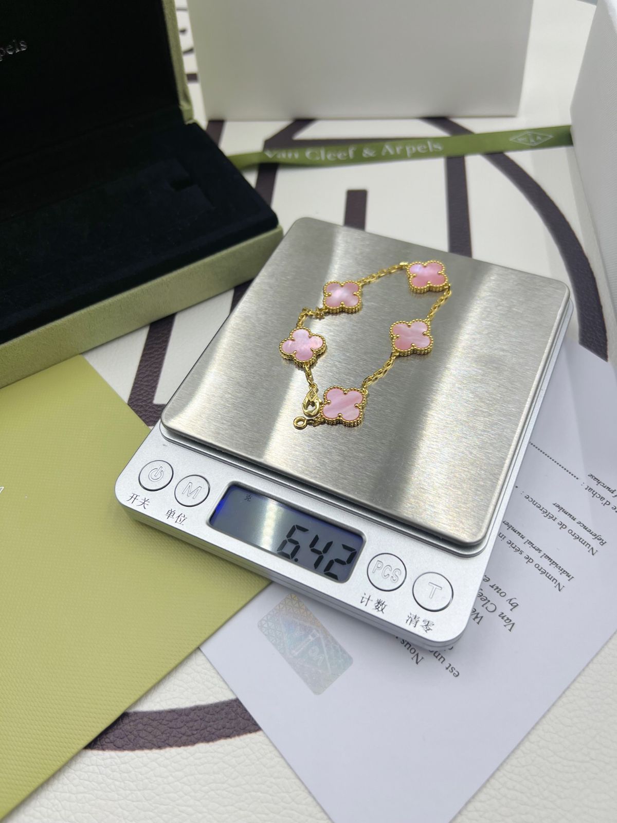 Van Cleef & Arpels ヴァン クリーフ&アーペル 四つ葉のクローバー ピンク マザーオブパール ブレスレット|本日限定特価|新品未使用 Van Cleef & Arpels ヴァン クリーフ&アーペル 四つ葉のクローバー ピンク マザーオブパール ブレスレット|本日限定特価|新品未使用
