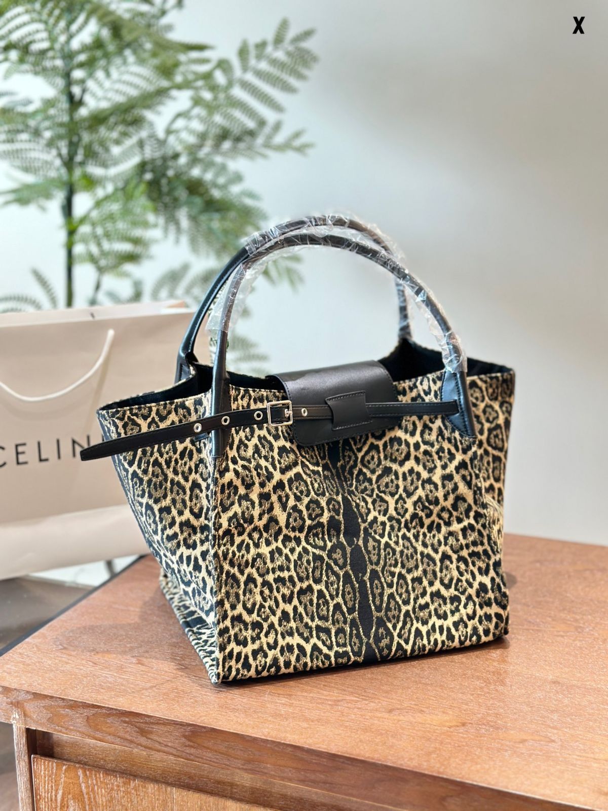 【今日特価】Celine 豹紋 ウィング ショッピングバッグ！国内送料無料！限定在庫セール価格です！