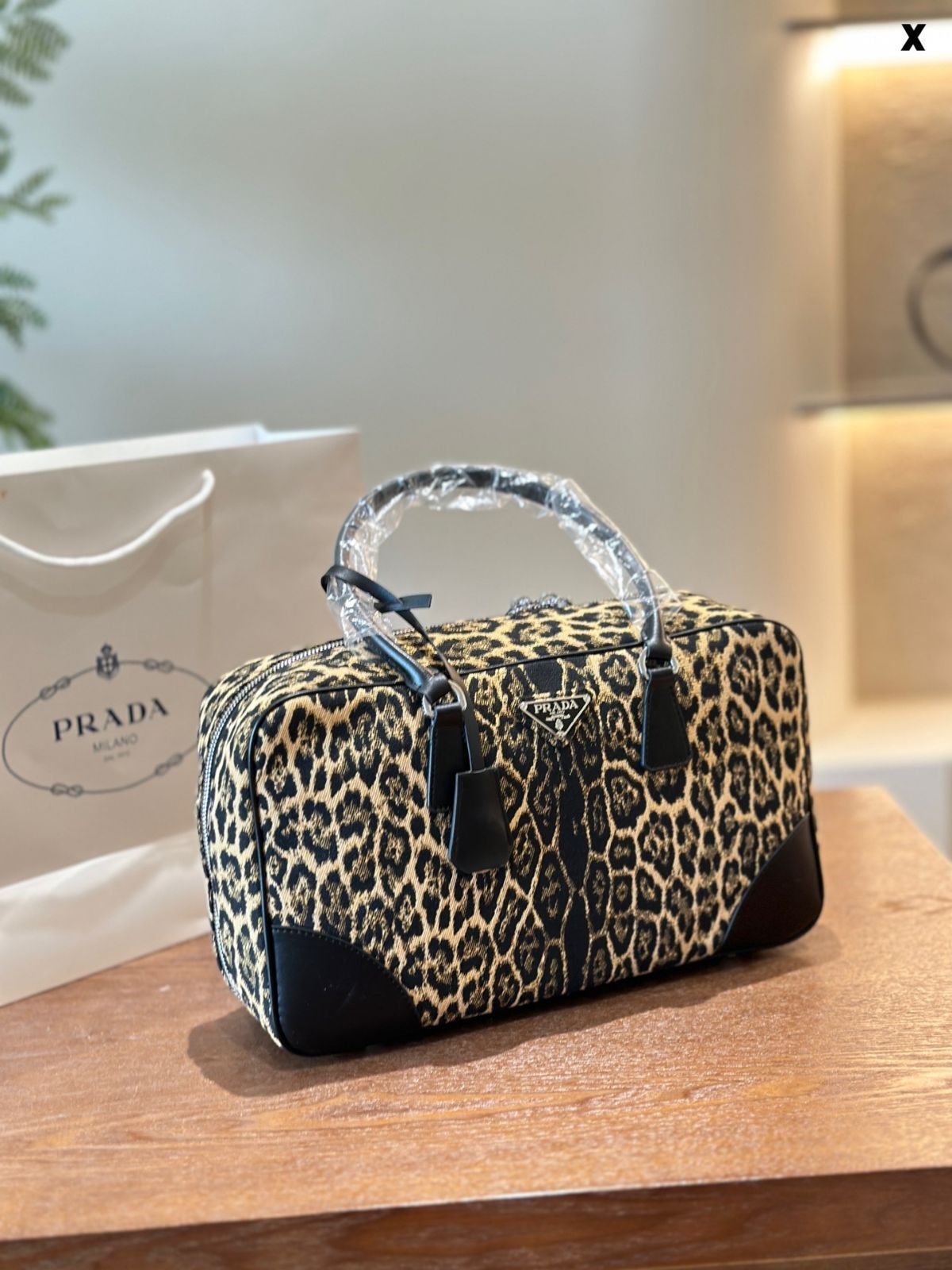 【今日特価】Prada 豹紋 公文バッグ！国内送料無料！限定在庫セール価格です！