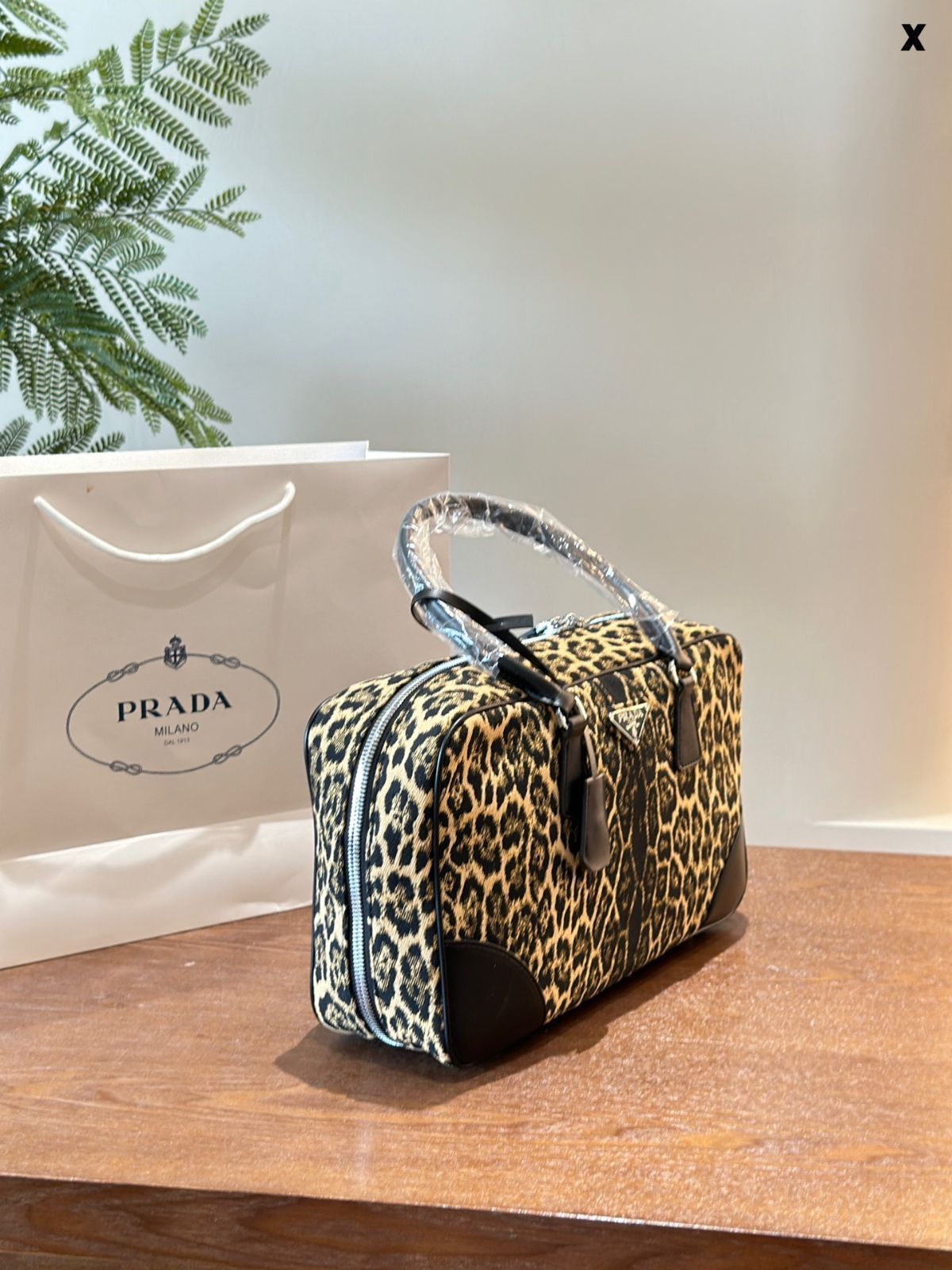 【今日特価】Prada 豹紋 公文バッグ！国内送料無料！限定在庫セール価格です！