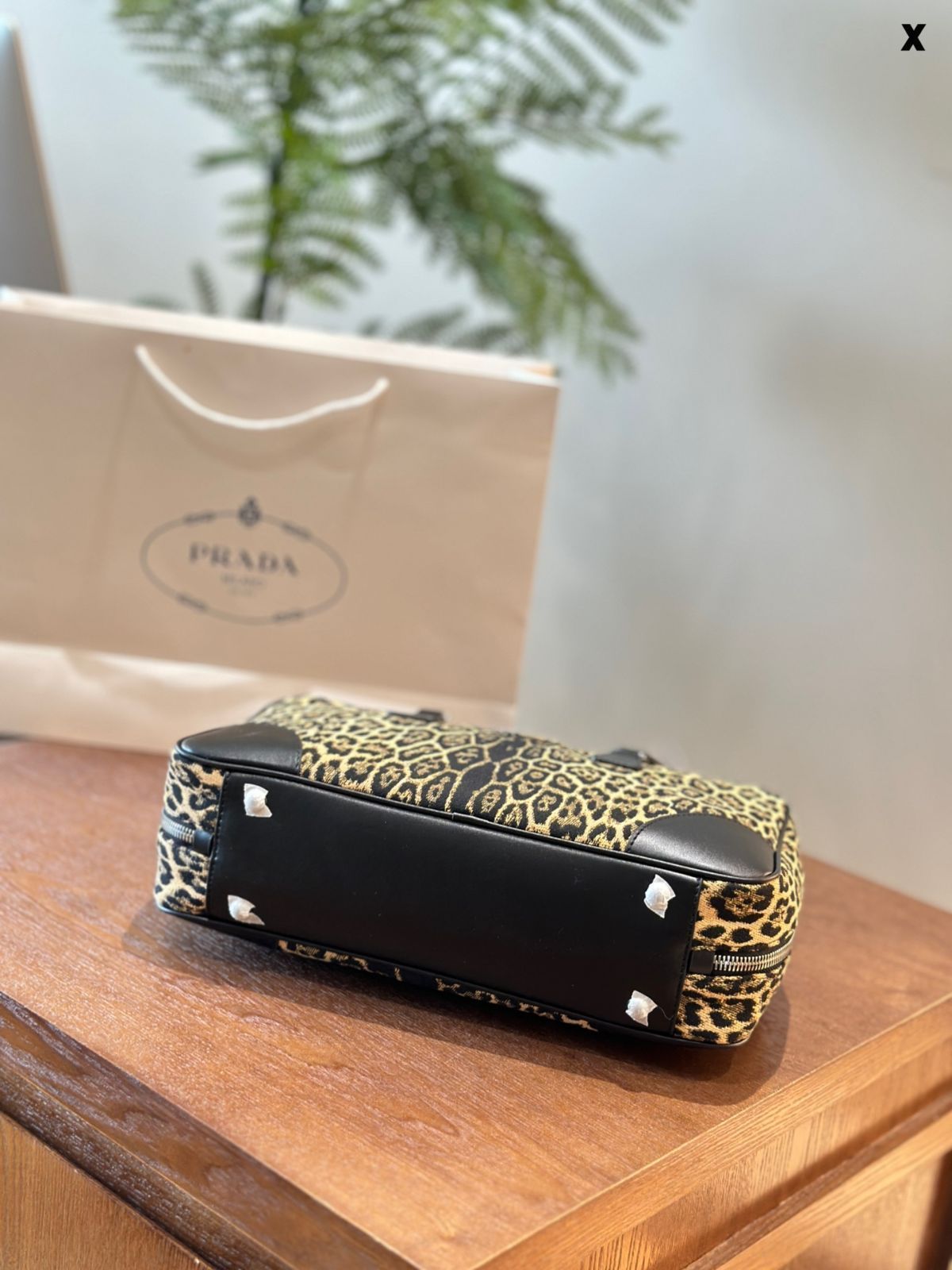 【今日特価】Prada 豹紋 公文バッグ！国内送料無料！限定在庫セール価格です！