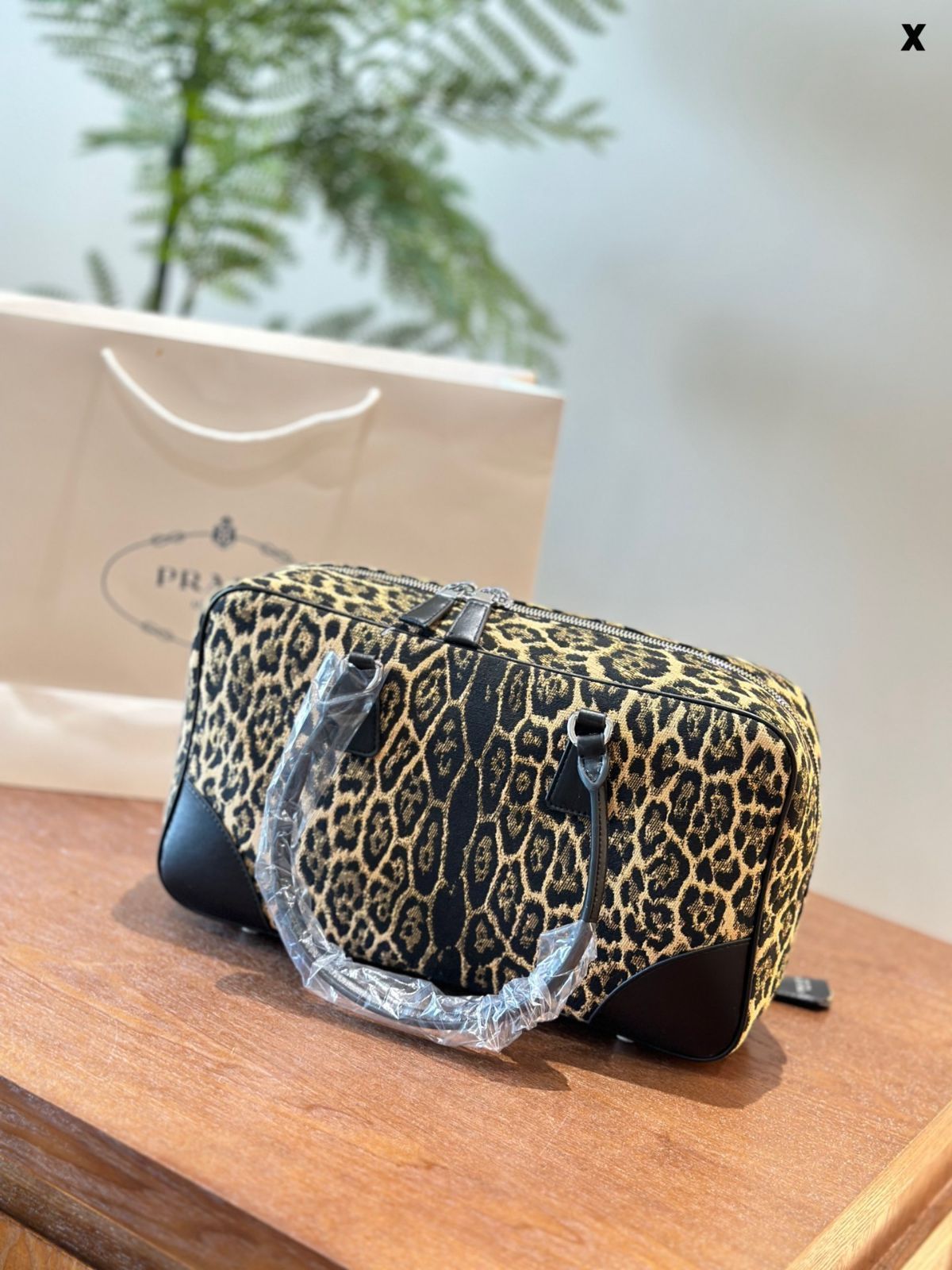 【今日特価】Prada 豹紋 公文バッグ！国内送料無料！限定在庫セール価格です！