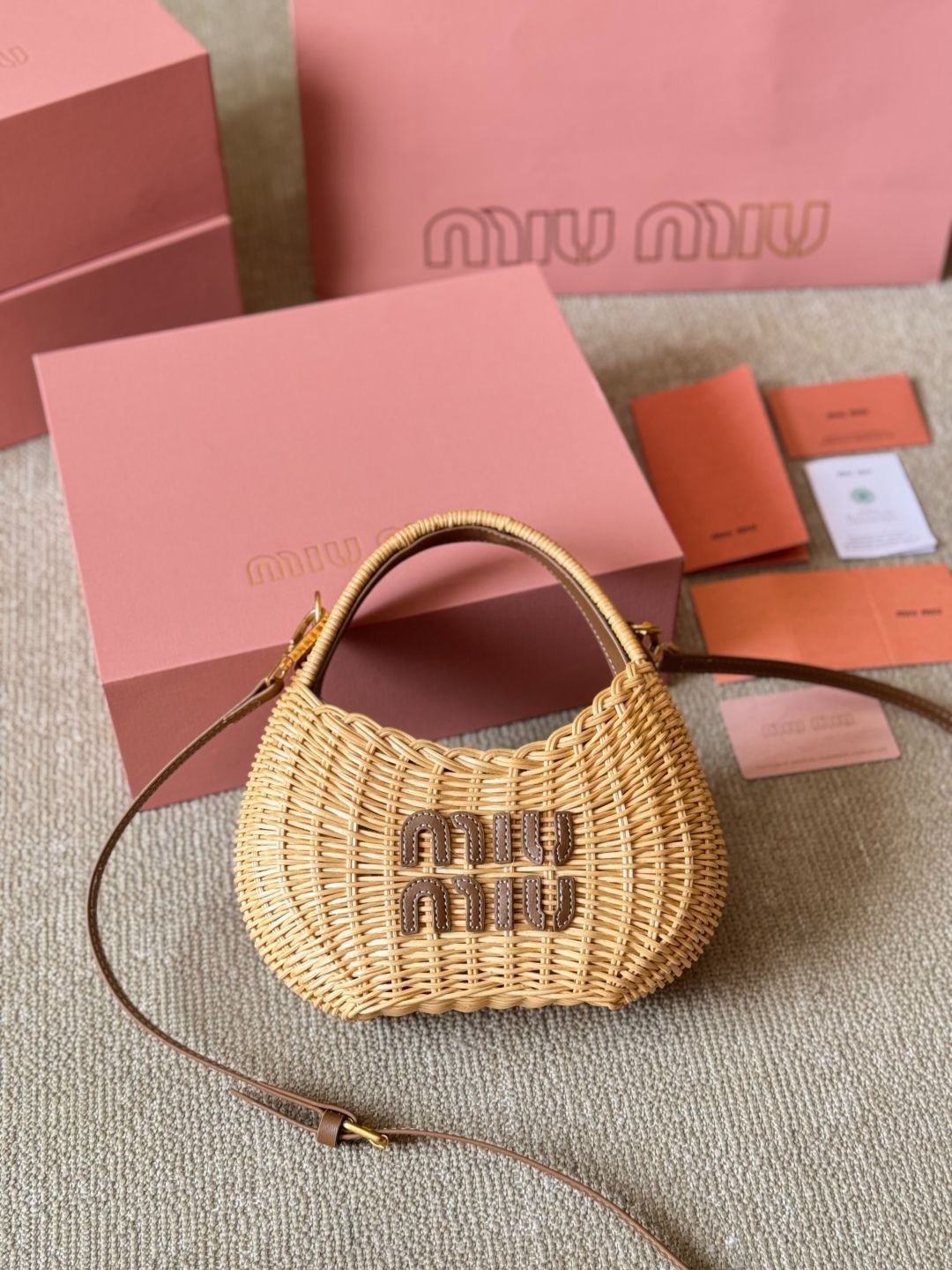 MIU MIU ラフィア バスケットバッグ ? 23×16×7cm [本日特価|新品未使用品]