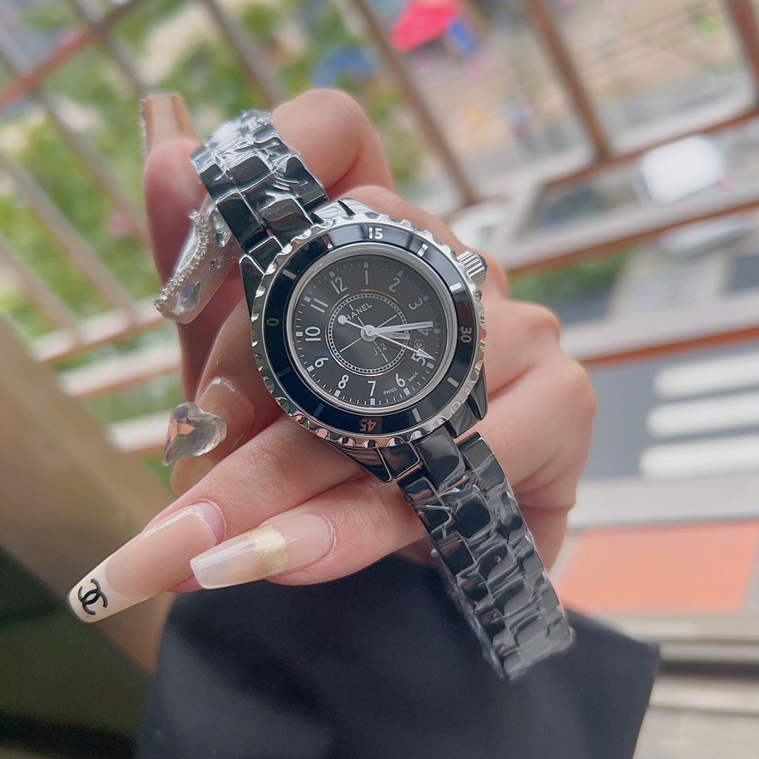 [Chanel] J12 クオーツレディースウォッチ - 専用ケース・カード・袋付き新品未使用