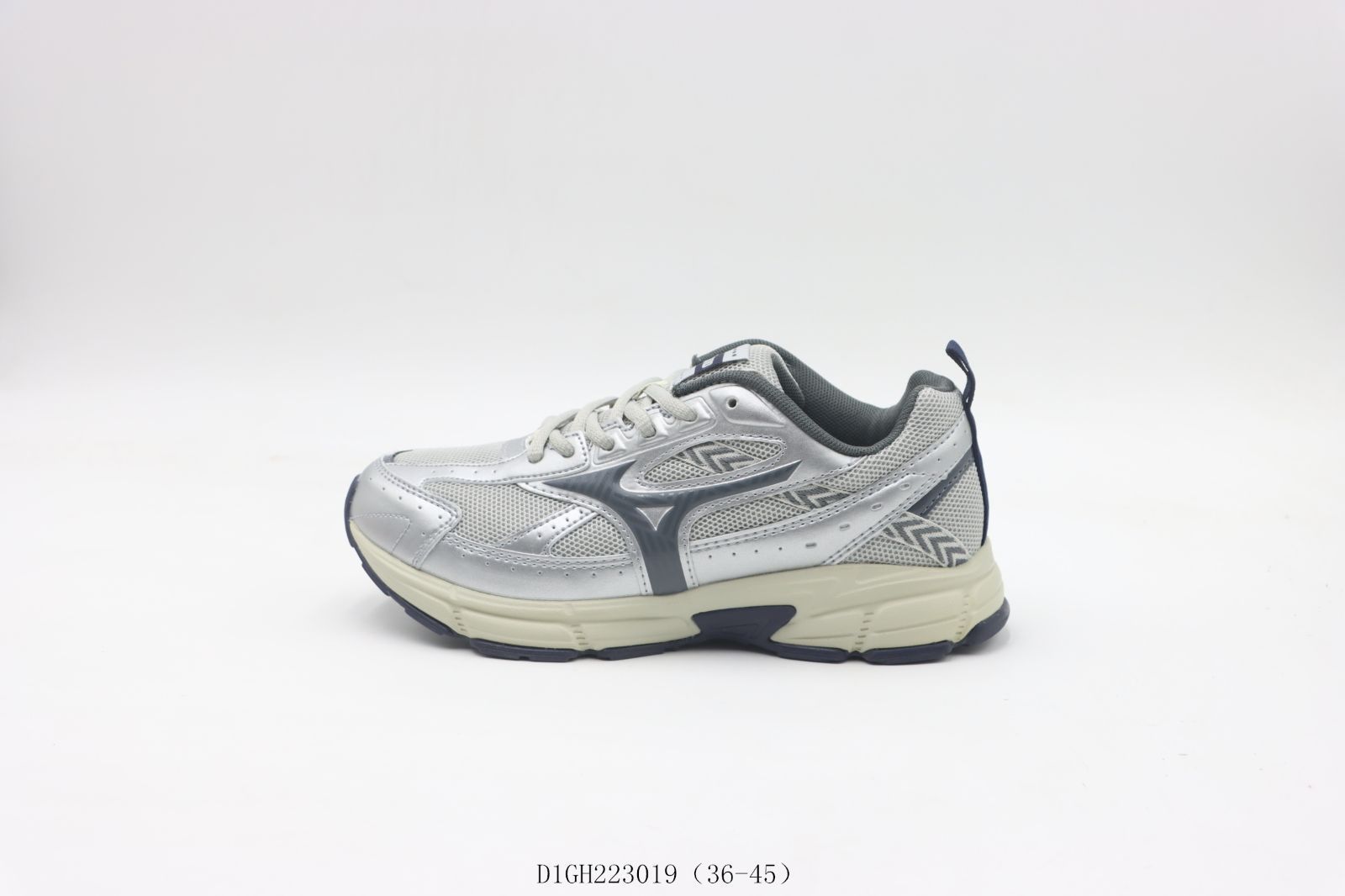 【今日特価】ミズノのランニングシューズ シルバー D1GH223019