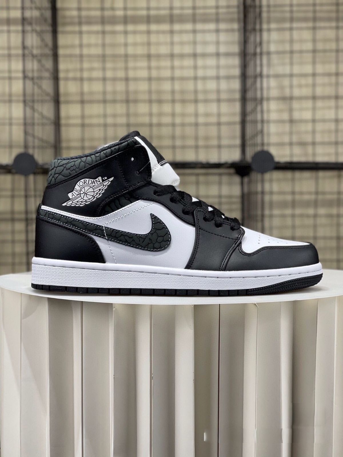 お値下げしました??即購入?? Nike Air Jordan 1 Mid 箱付 男女兼用 【並行輸入】ジョーダン