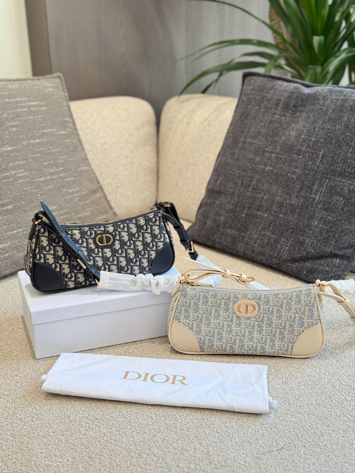 【今日特価】DIOR ファジーボール ホボ アームバッグ 2025 年新作