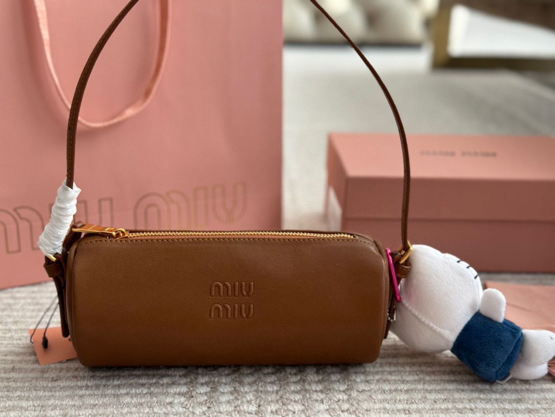 【今日特価】miumiu ミニ円筒バッグ ヴィンテージナッパレザー