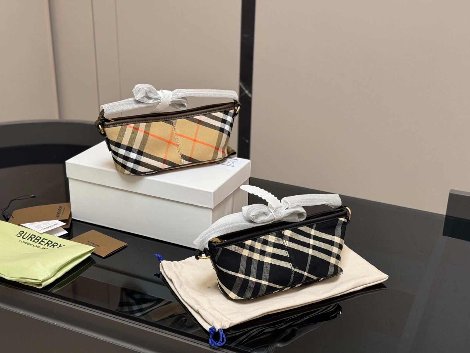 【今日特価】Burberry バーバリー ファンデュ ホボバッグ トレンチ風ナイロン（20×9cm）