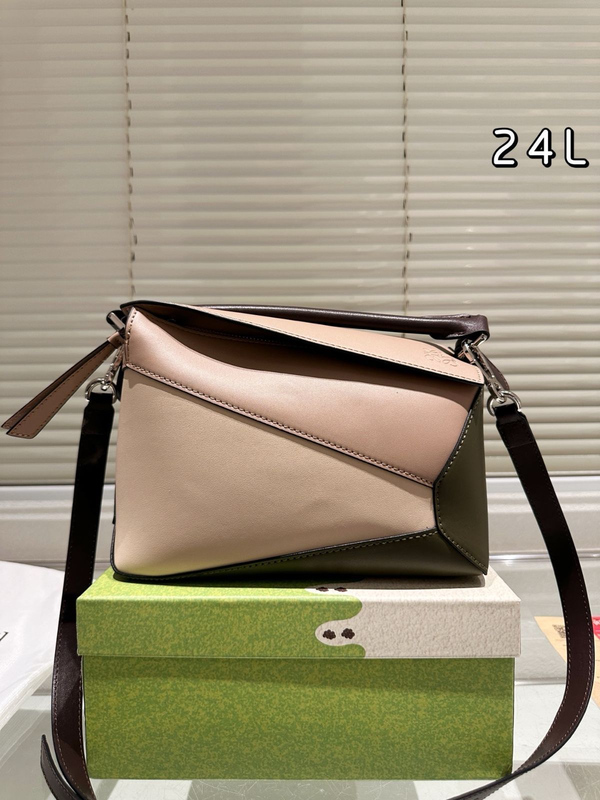 【今日特価】Loewe Paseo 24cm ロエーヴェ パセオ 24 センチ ジオメトリック バッグ（純皮款）